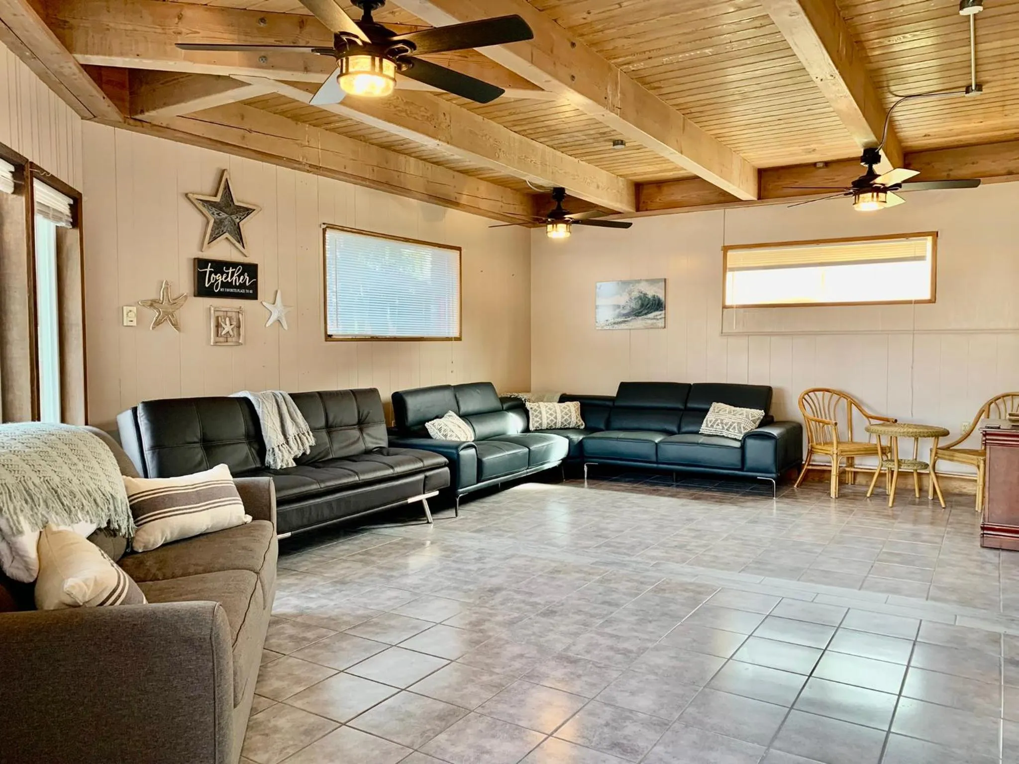 TV and multimedia in Breakers Boutique Inn