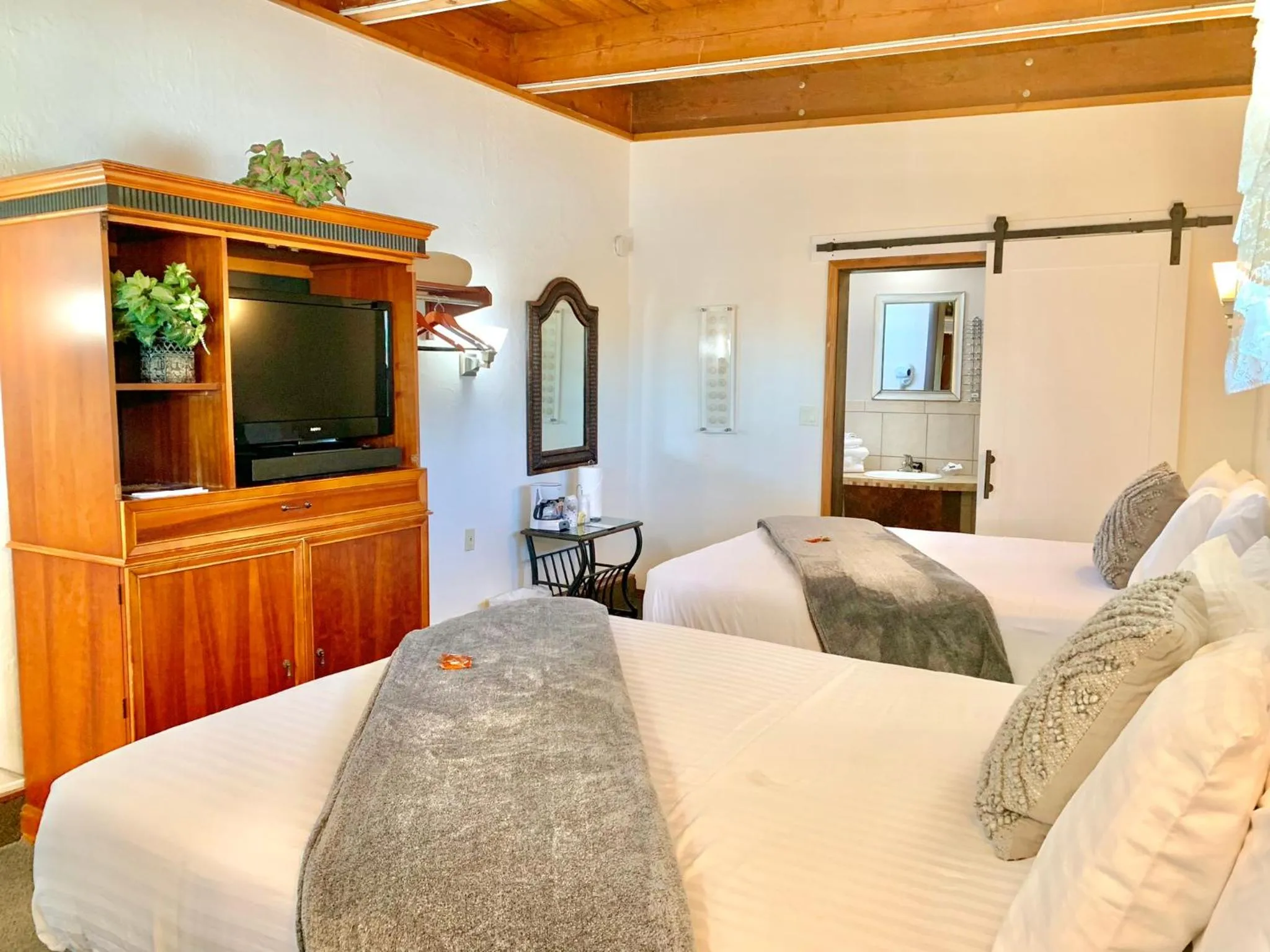 Shower in Breakers Boutique Inn