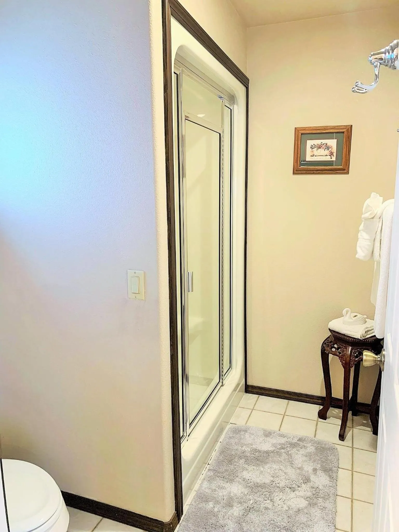 Shower in Breakers Boutique Inn