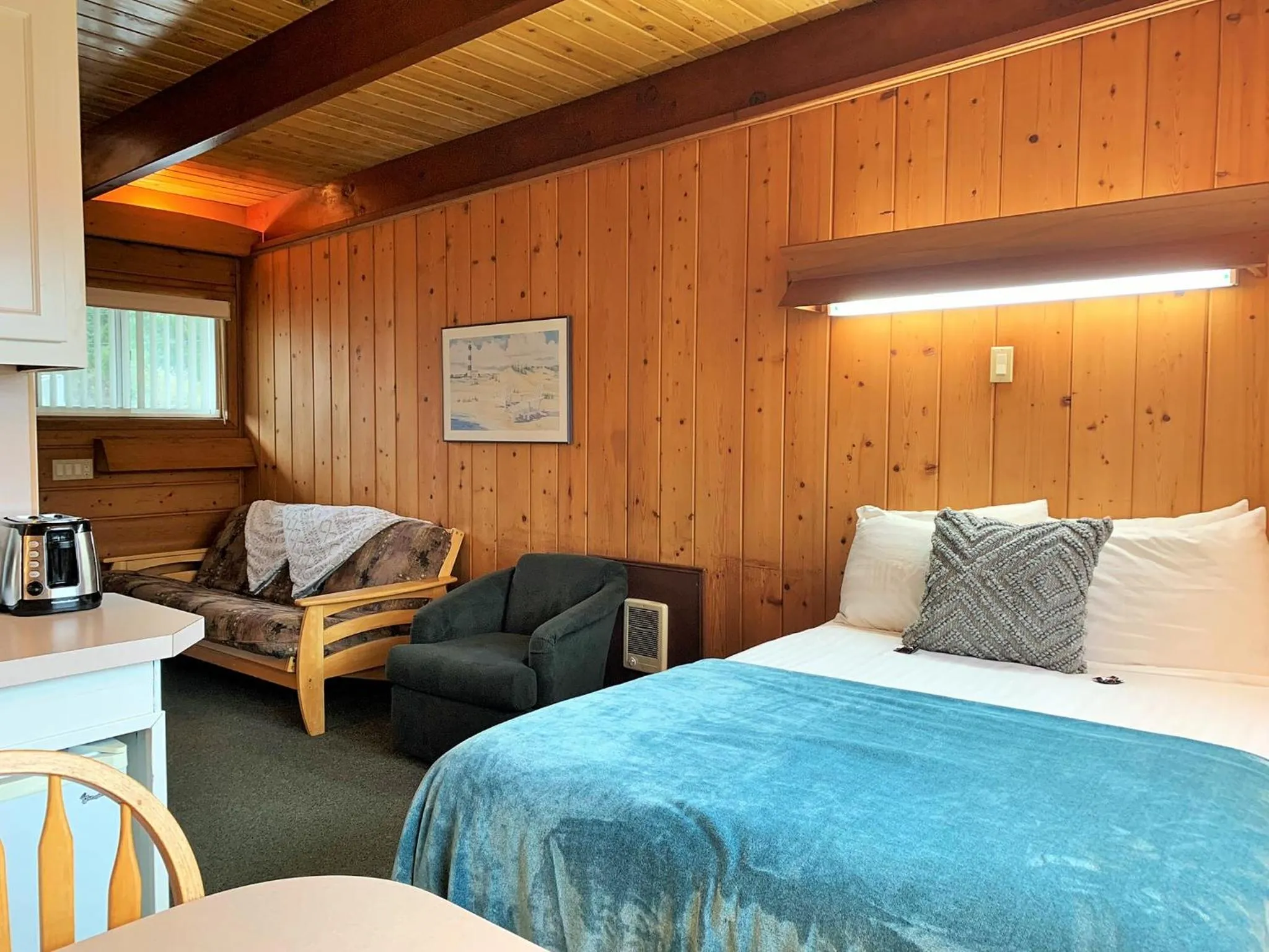 Bed in Breakers Boutique Inn