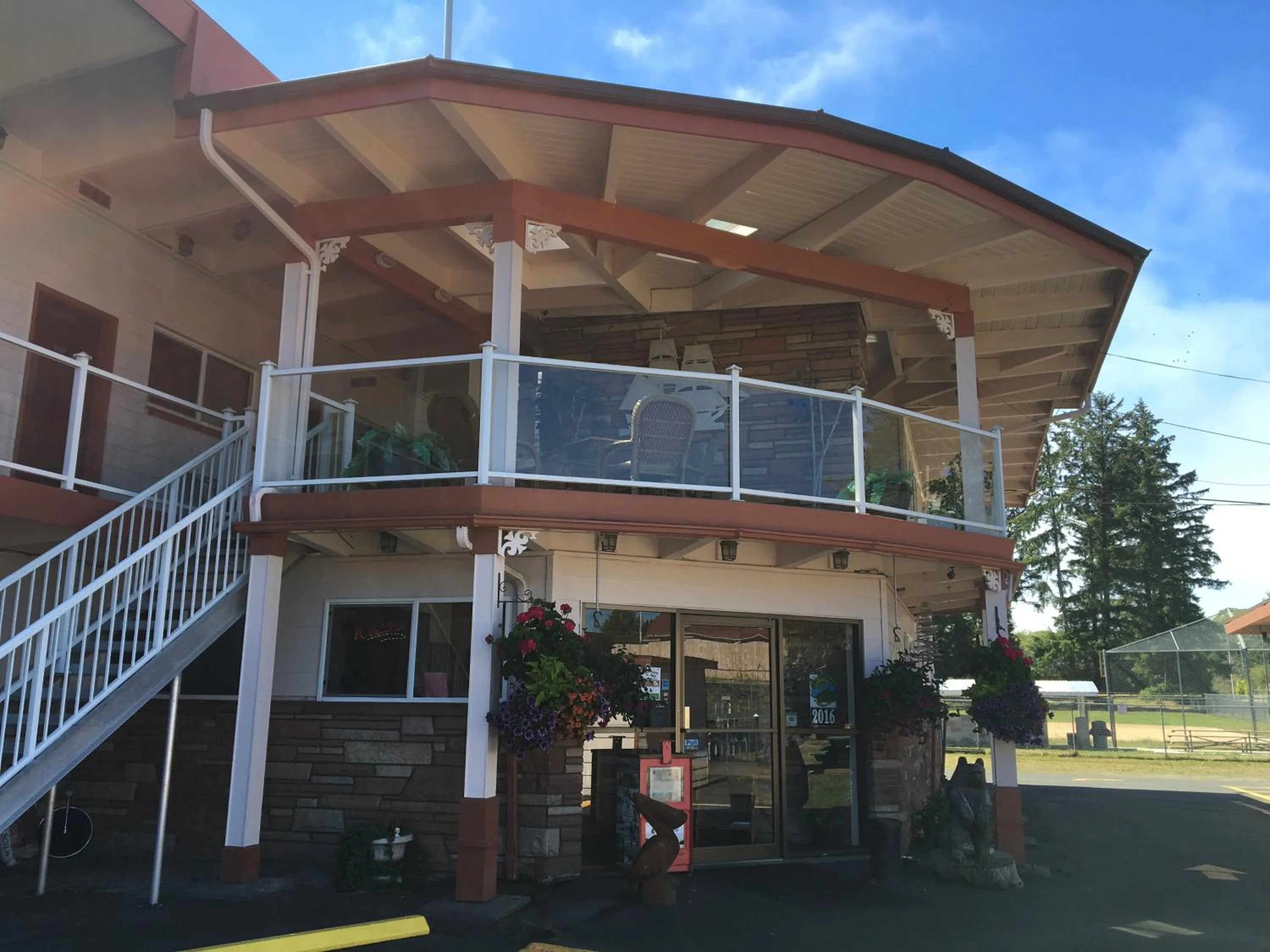 Facade/entrance in Breakers Boutique Inn