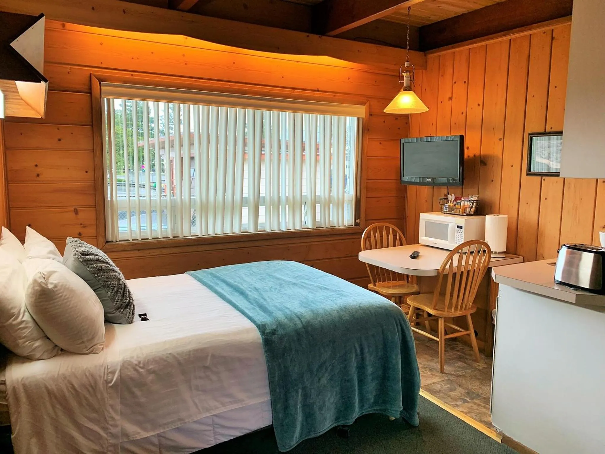 Bed in Breakers Boutique Inn