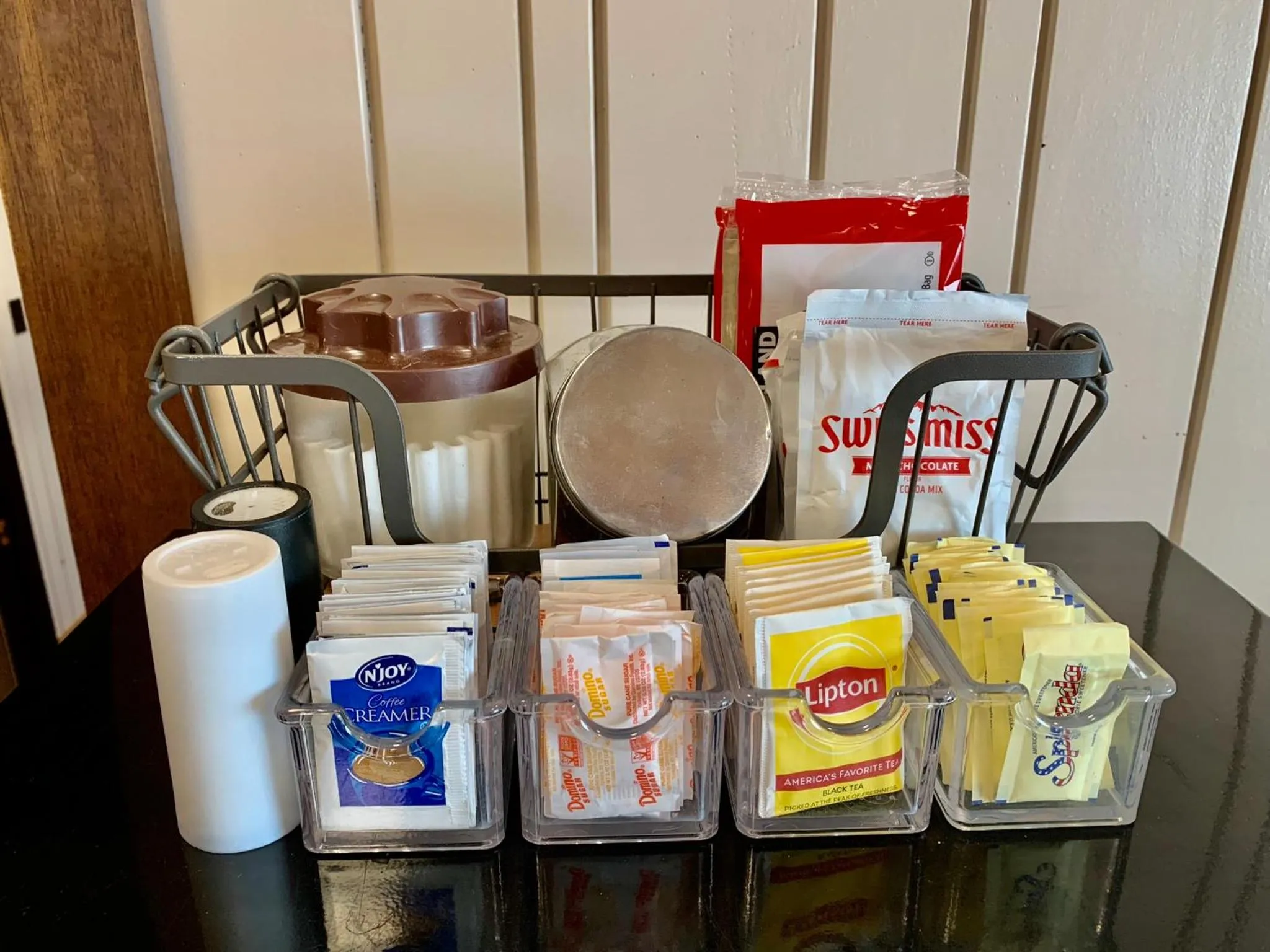 Coffee/tea facilities in Breakers Boutique Inn