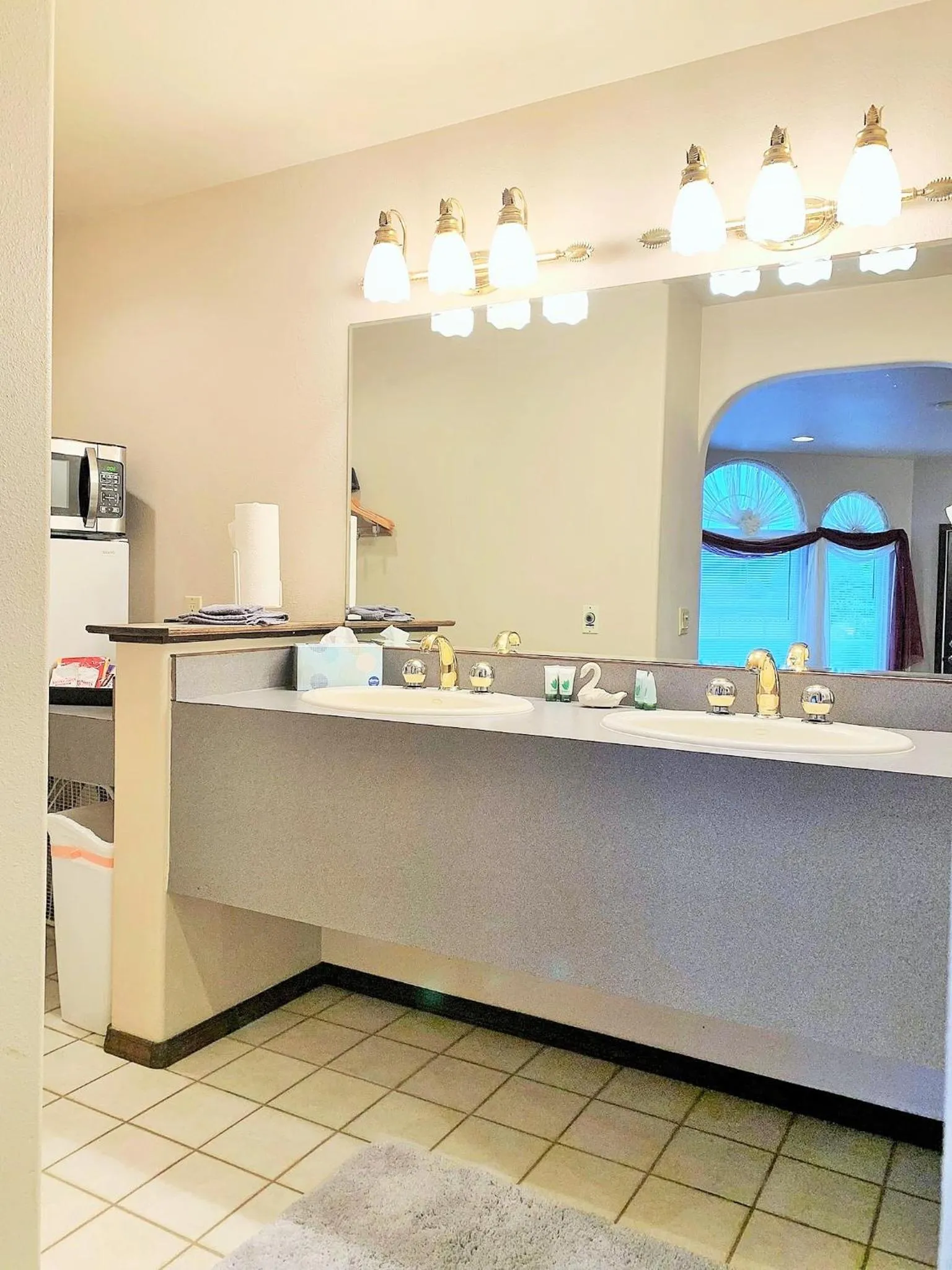 Bathroom in Breakers Boutique Inn