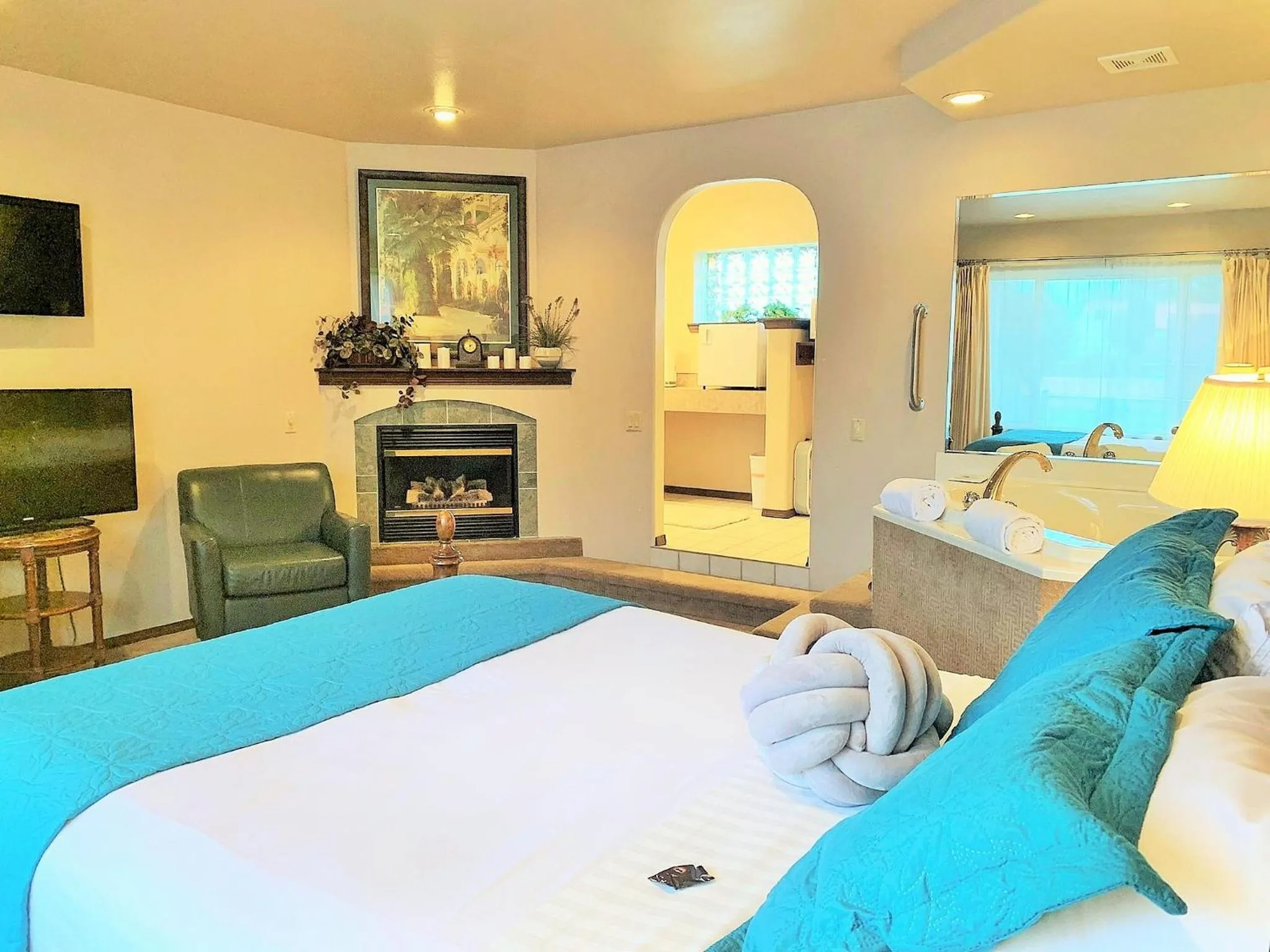 Bed in Breakers Boutique Inn