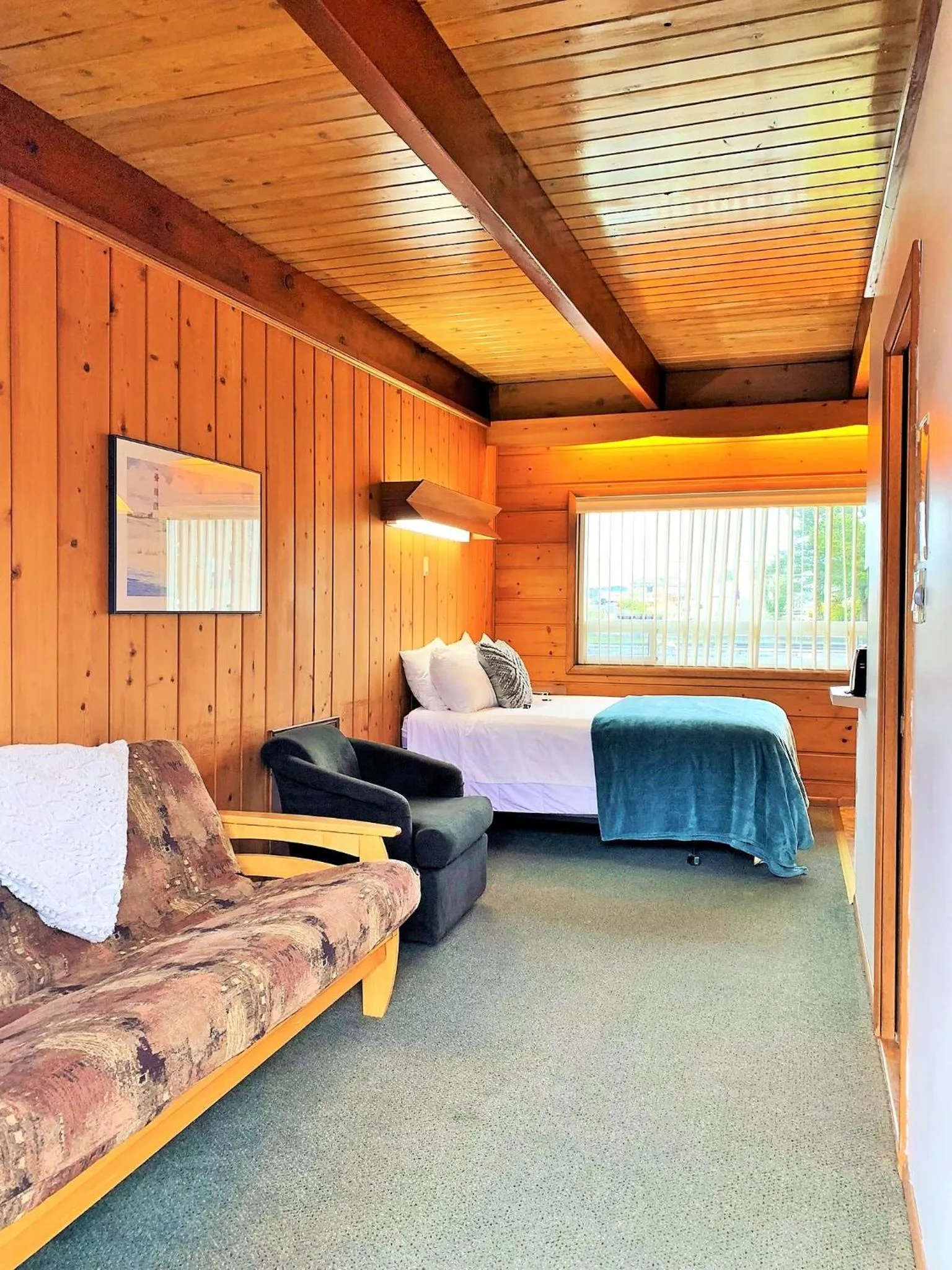 Bed in Breakers Boutique Inn