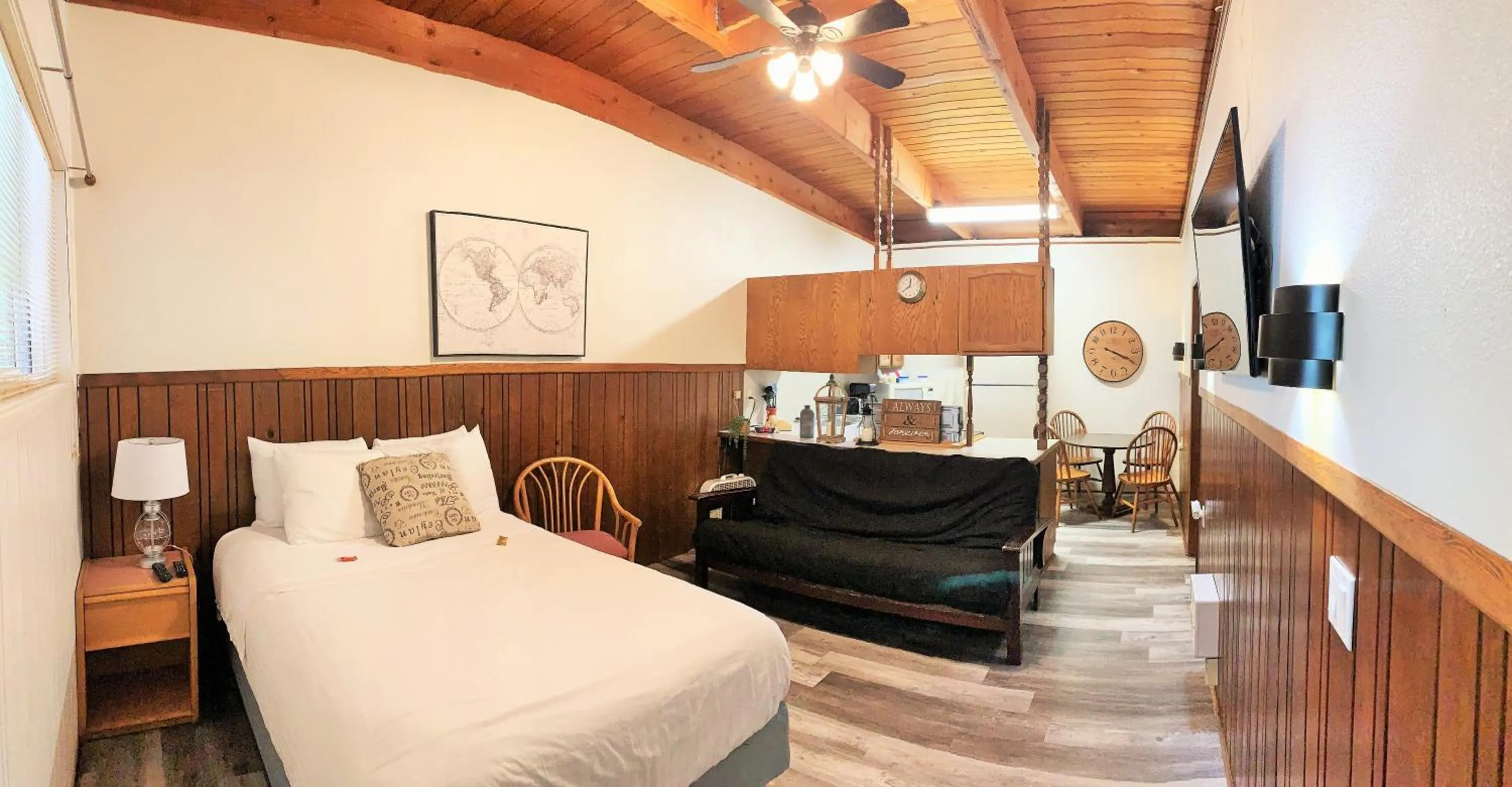 Bed in Breakers Boutique Inn