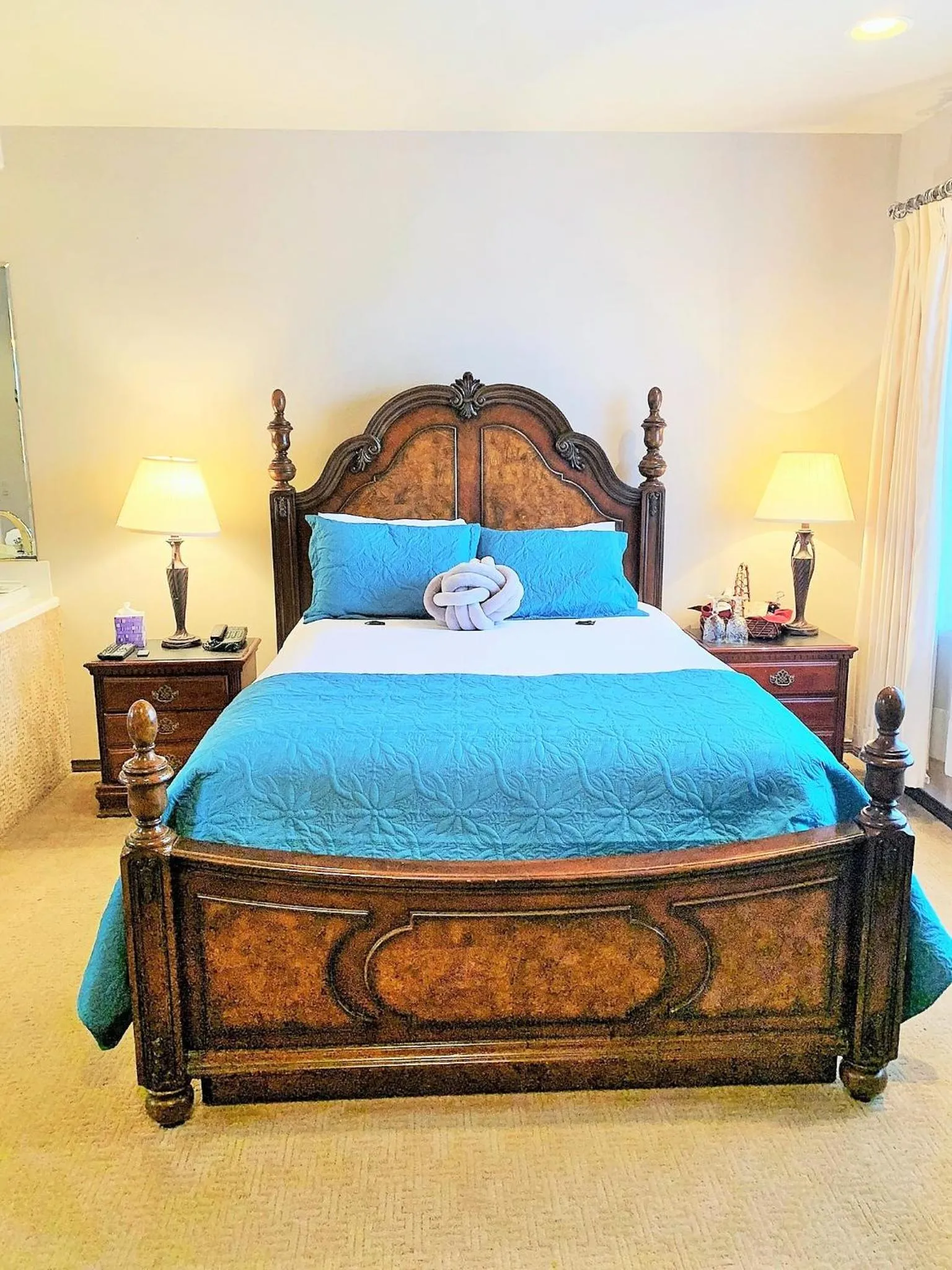 Bed in Breakers Boutique Inn