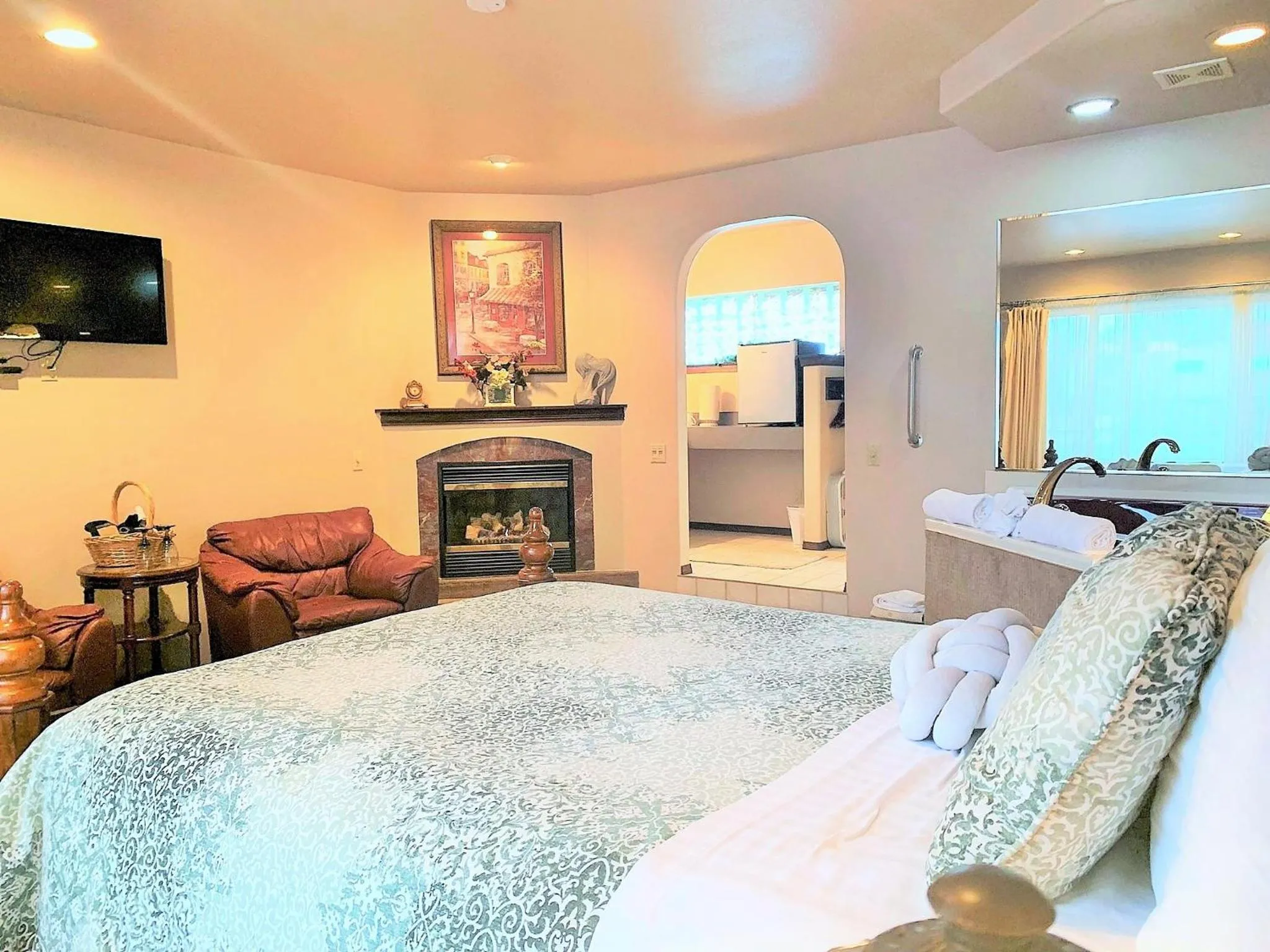 TV and multimedia in Breakers Boutique Inn