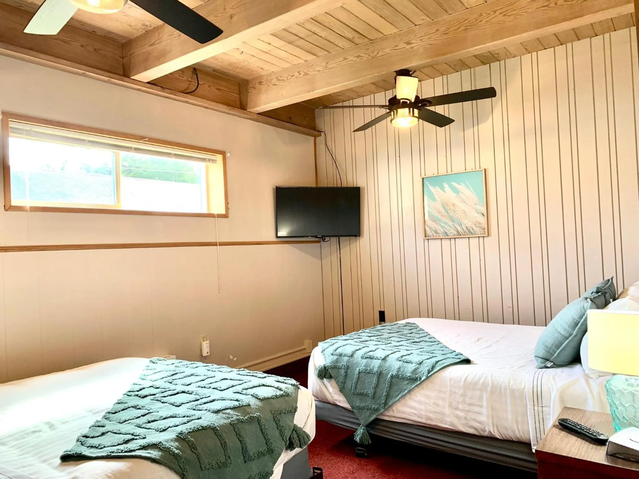 Bed in Breakers Boutique Inn