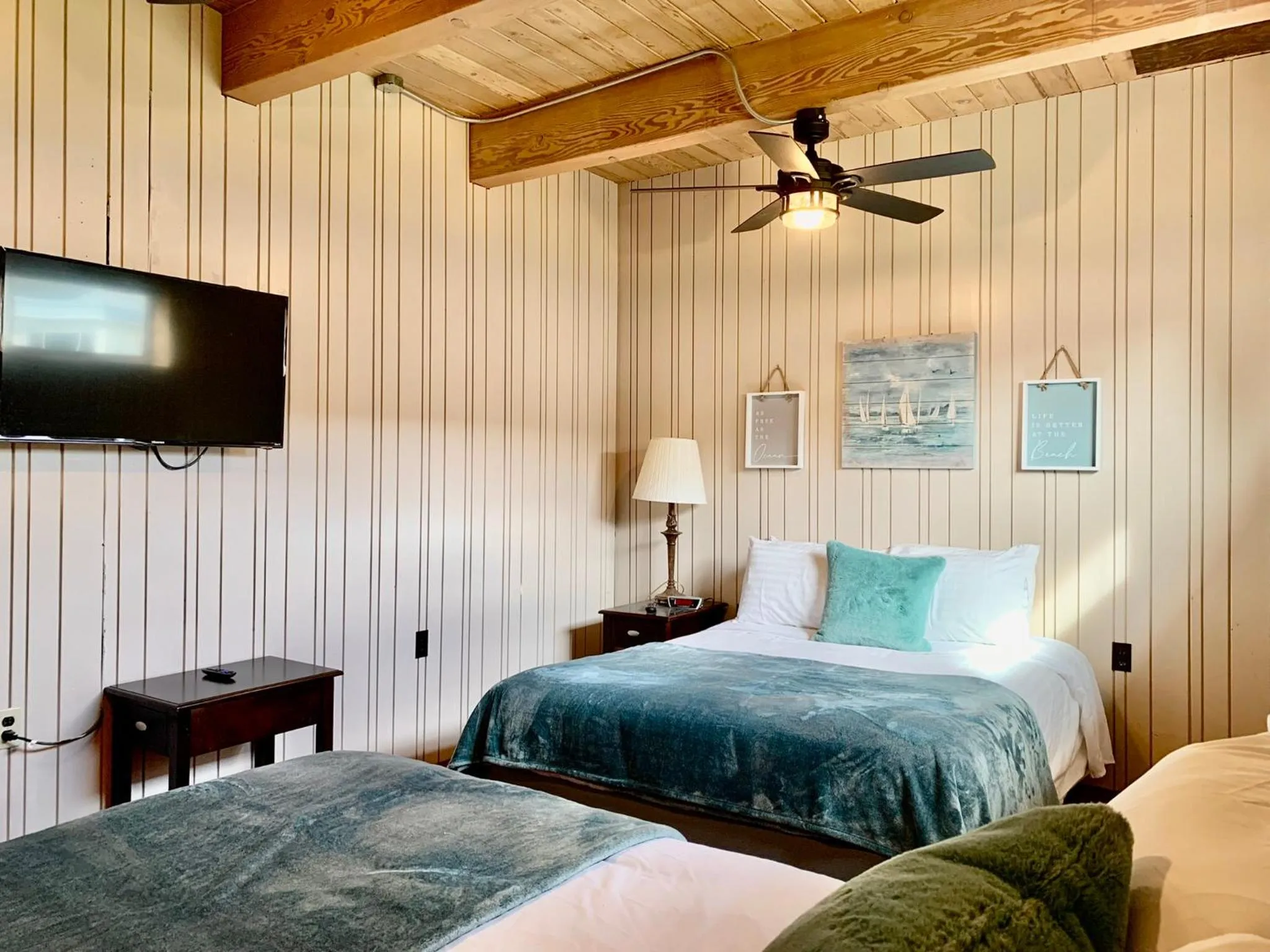 Bed in Breakers Boutique Inn