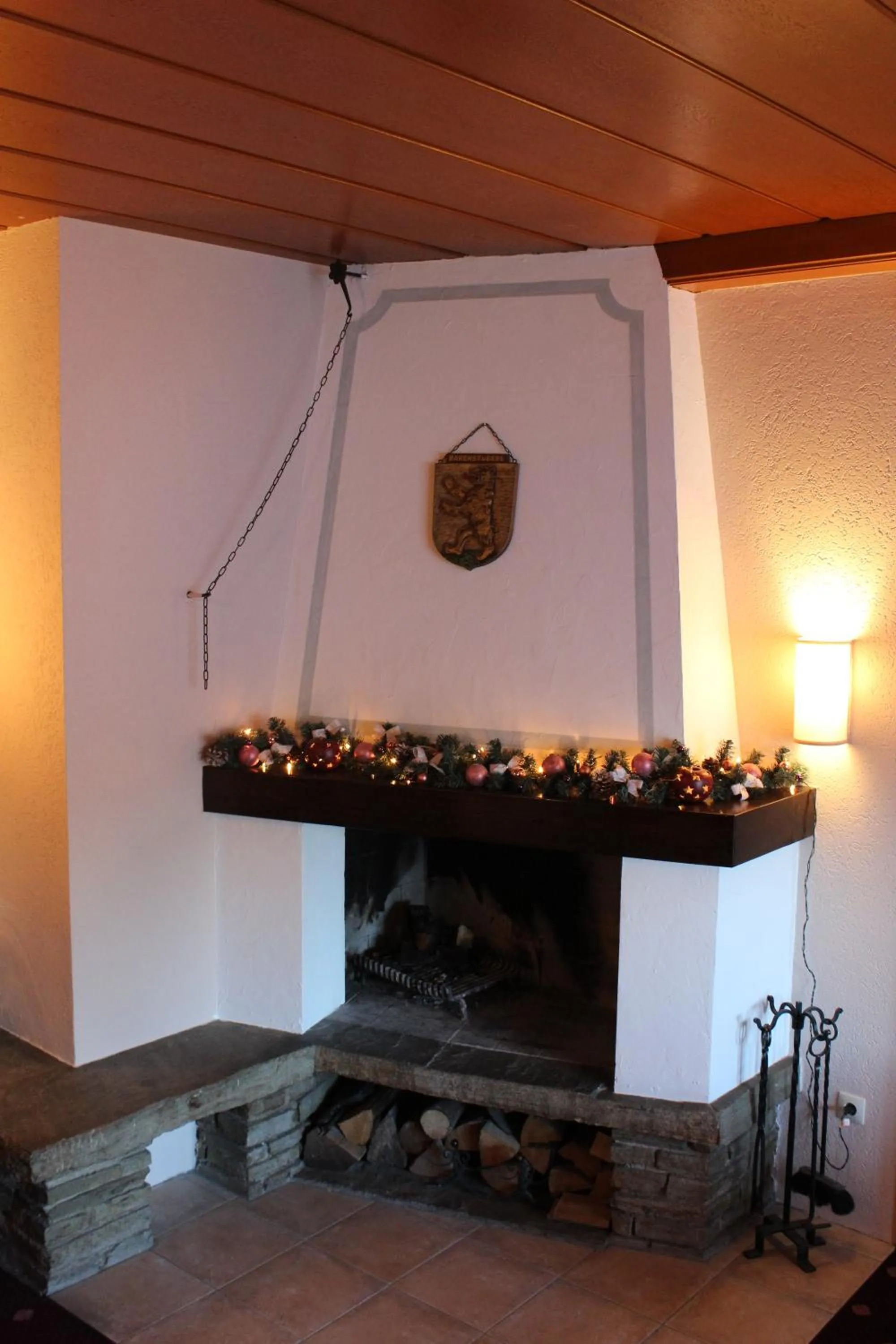 Communal lounge/ TV room in Hotel Bärenstüberl