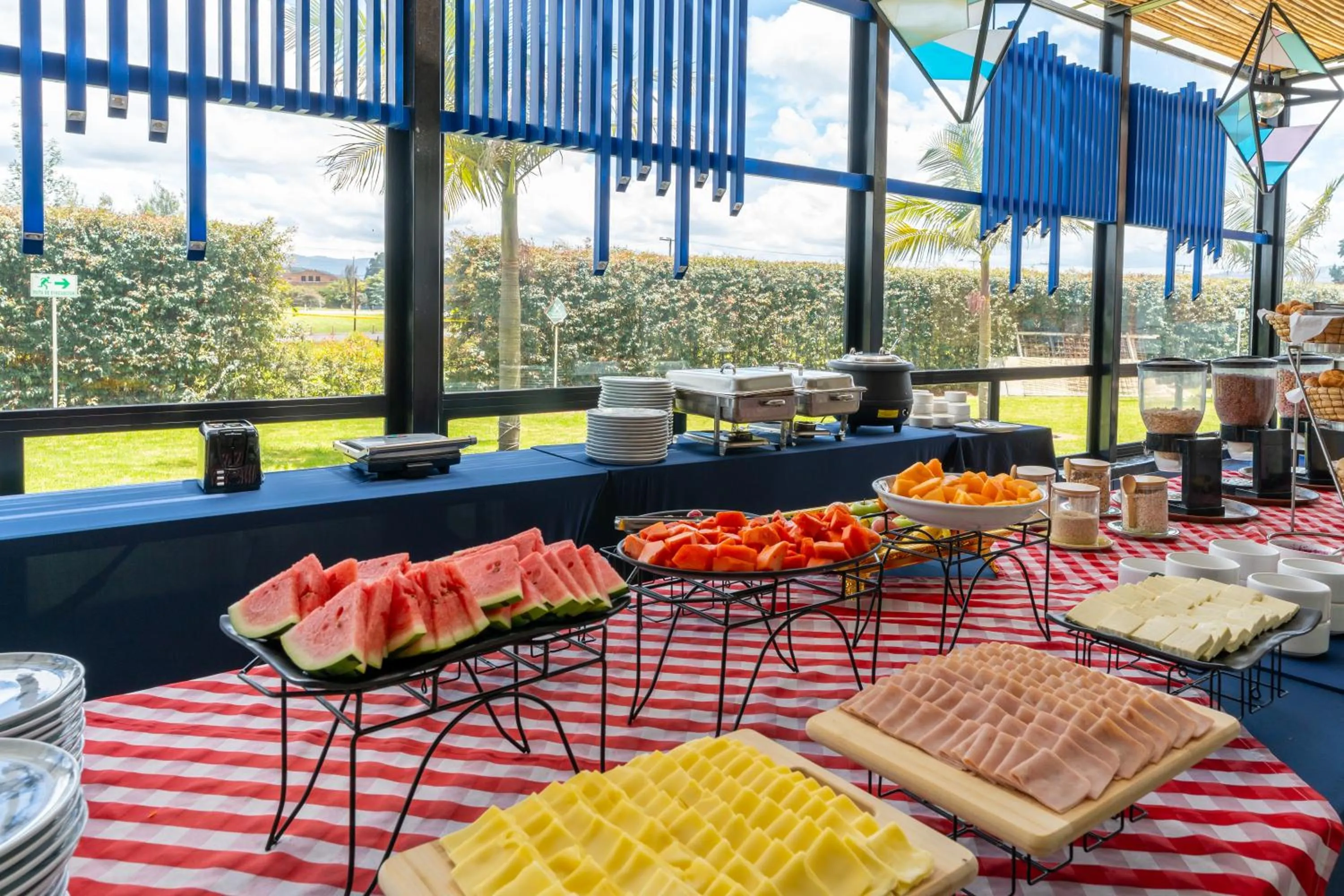 Breakfast in Pop Art Hotel Tocancipá y Centro de Convenciones