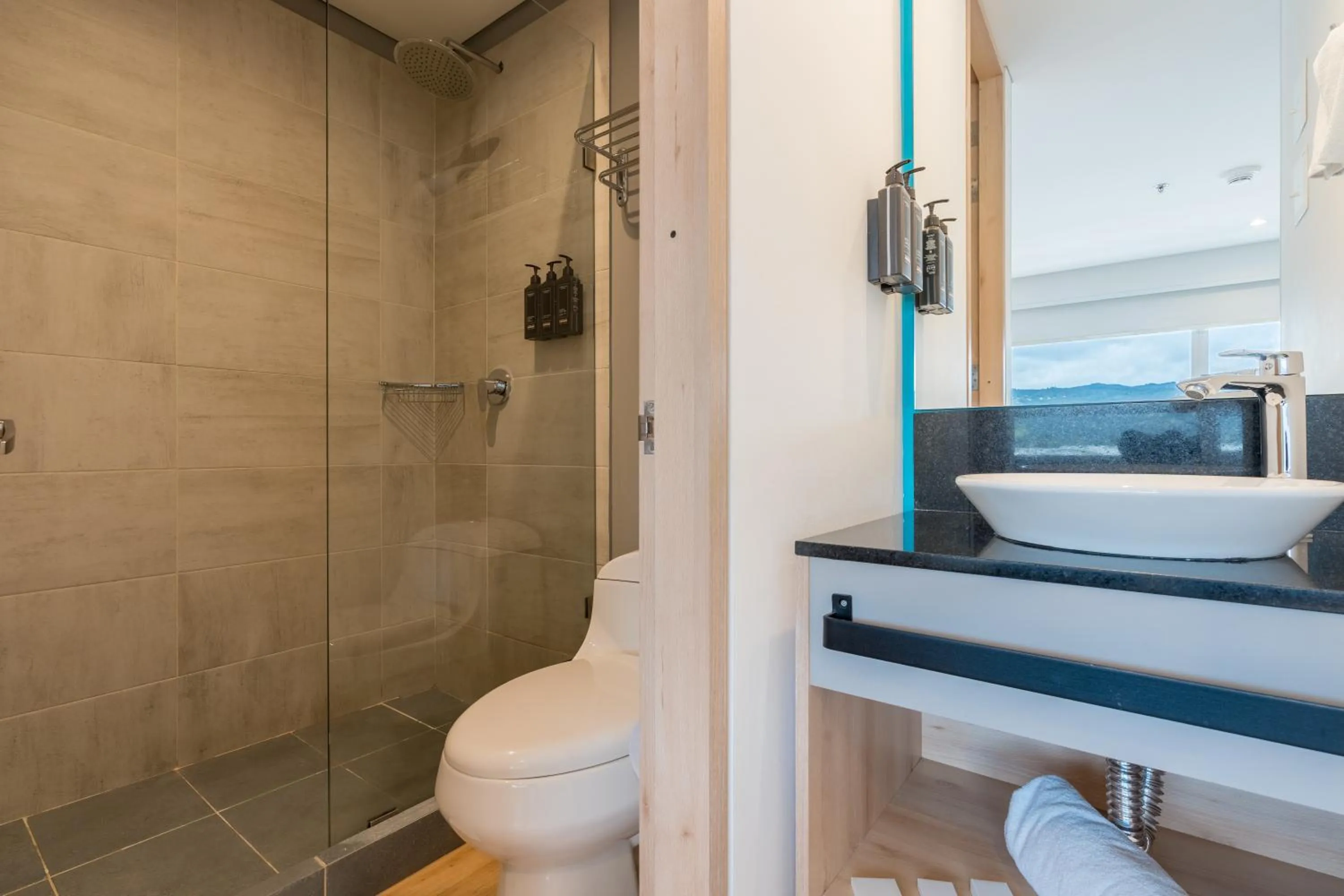 Shower in Pop Art Hotel Tocancipá y Centro de Convenciones