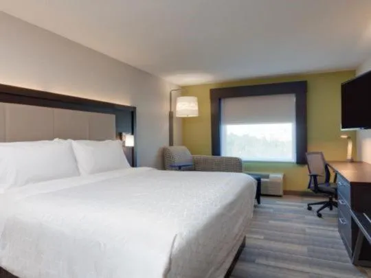 Bed in Holiday Inn Express Hotel & Suites Fort Lauderdale Airport/Cruise Port by IHG