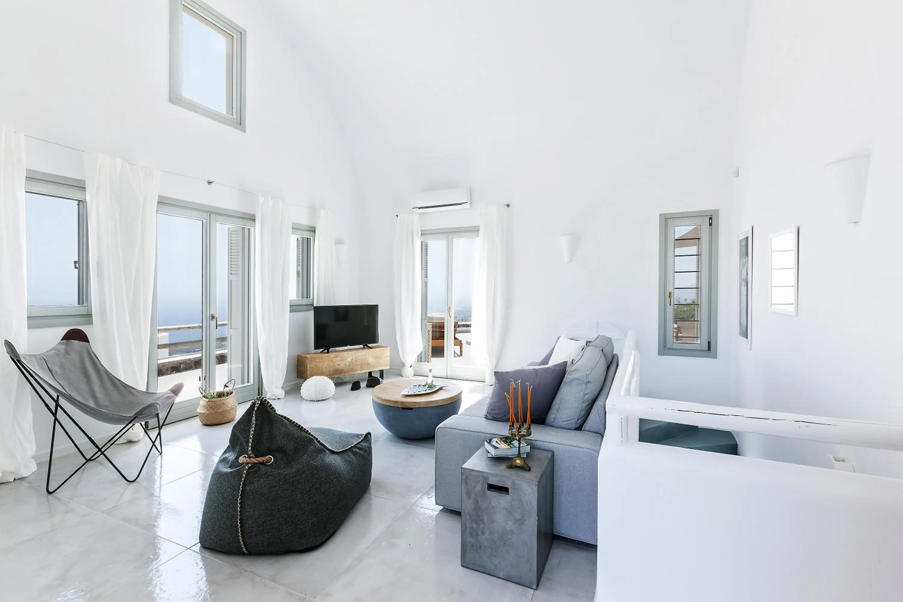 Communal lounge/ TV room in Villa Vinea Santorini