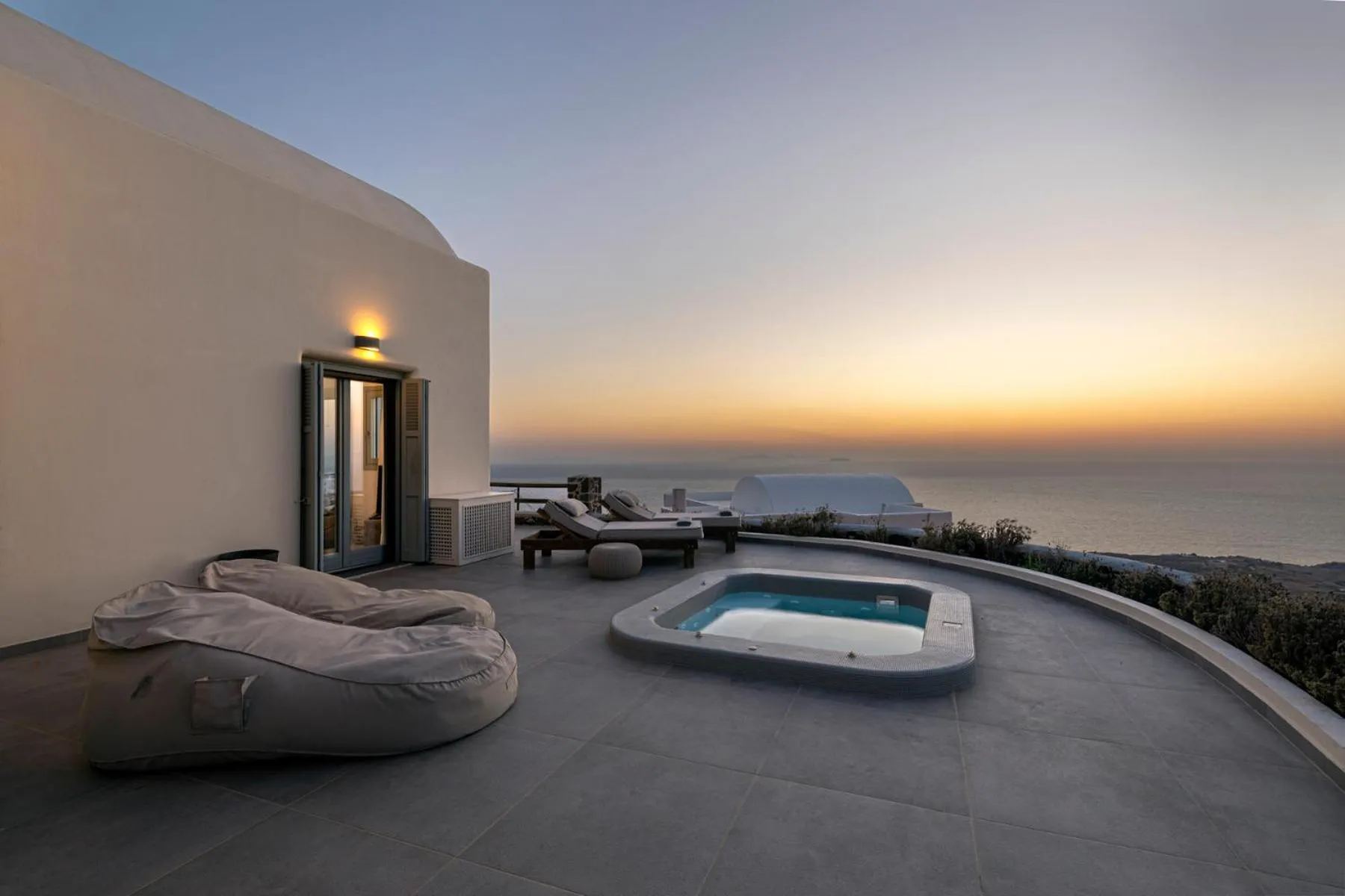 Summer in Villa Vinea Santorini