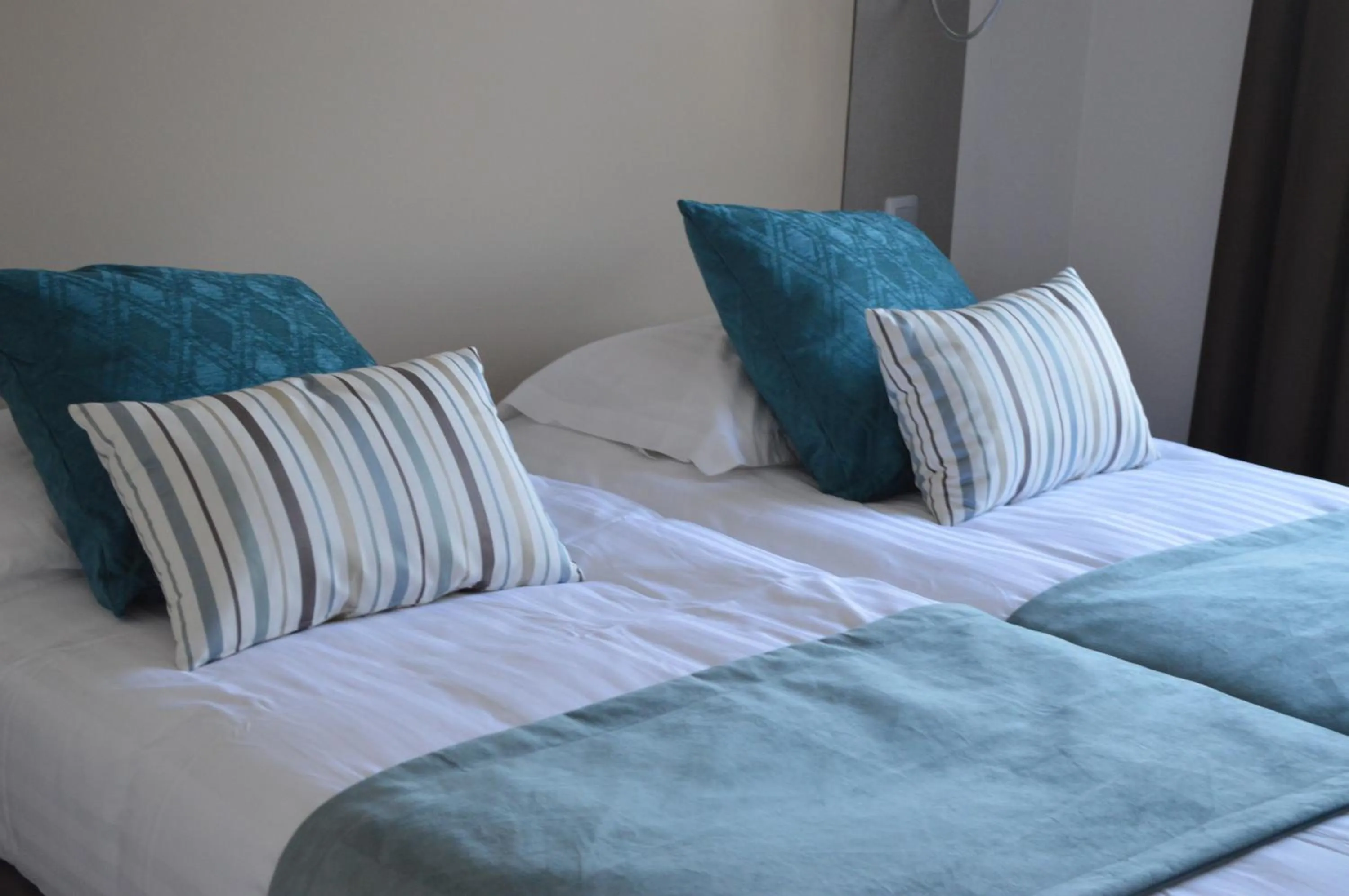 Property building, Bed in Logis Hotel du Parc-Restaurant - Le Rouget de Lisle