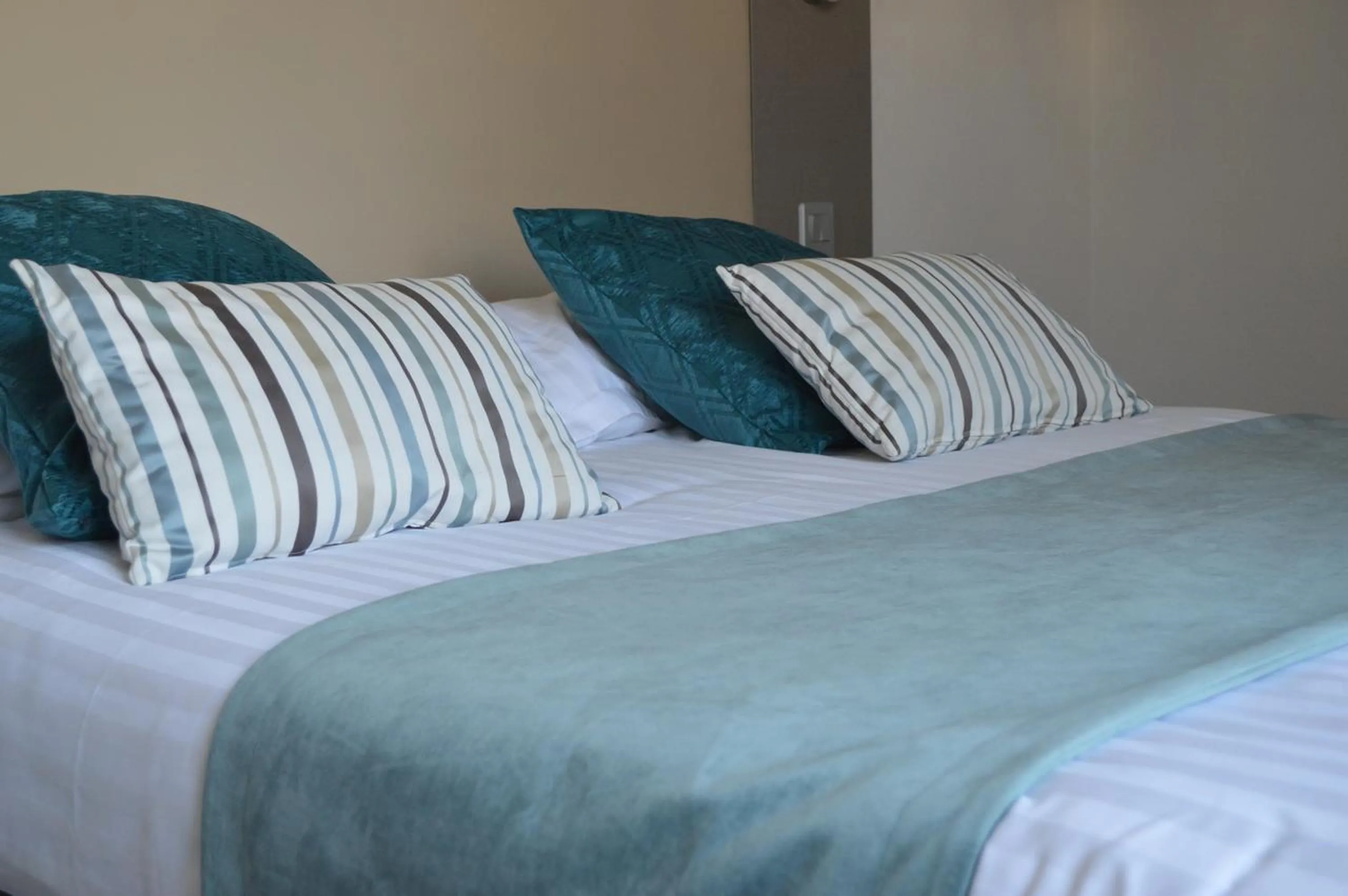 Property building, Bed in Logis Hotel du Parc-Restaurant - Le Rouget de Lisle