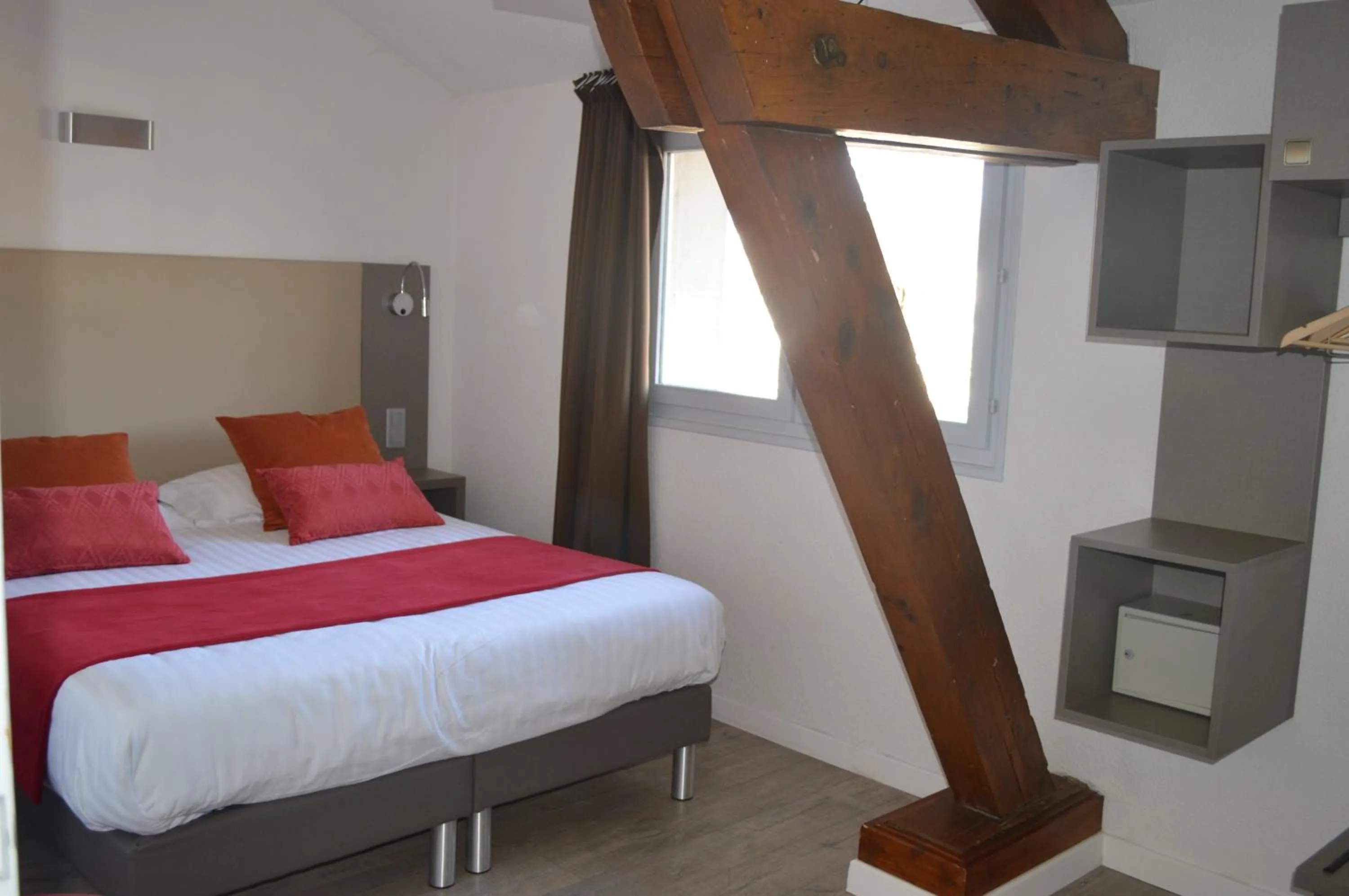 Property building, Bed in Logis Hotel du Parc-Restaurant - Le Rouget de Lisle
