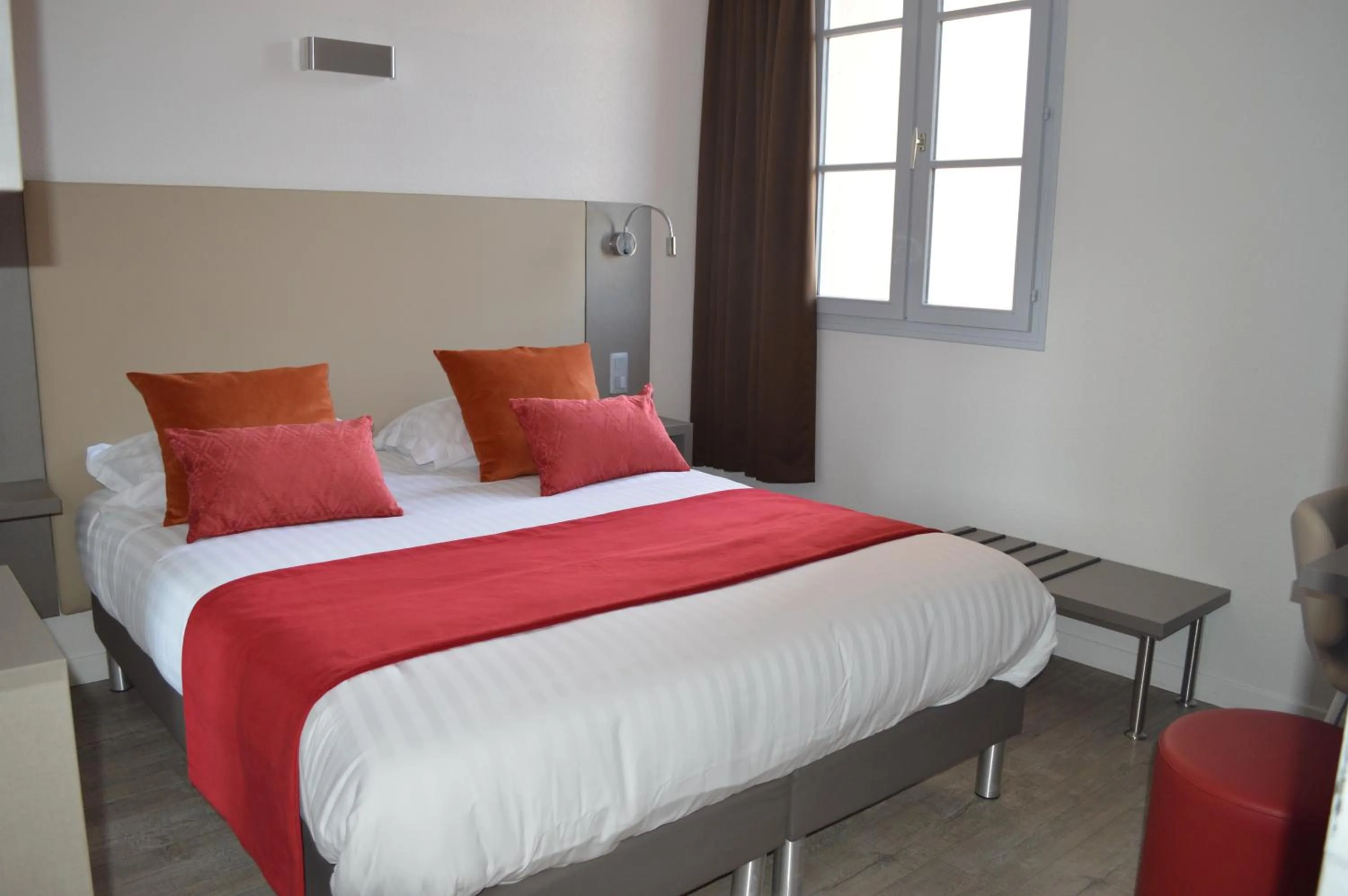 Property building, Bed in Logis Hotel du Parc-Restaurant - Le Rouget de Lisle