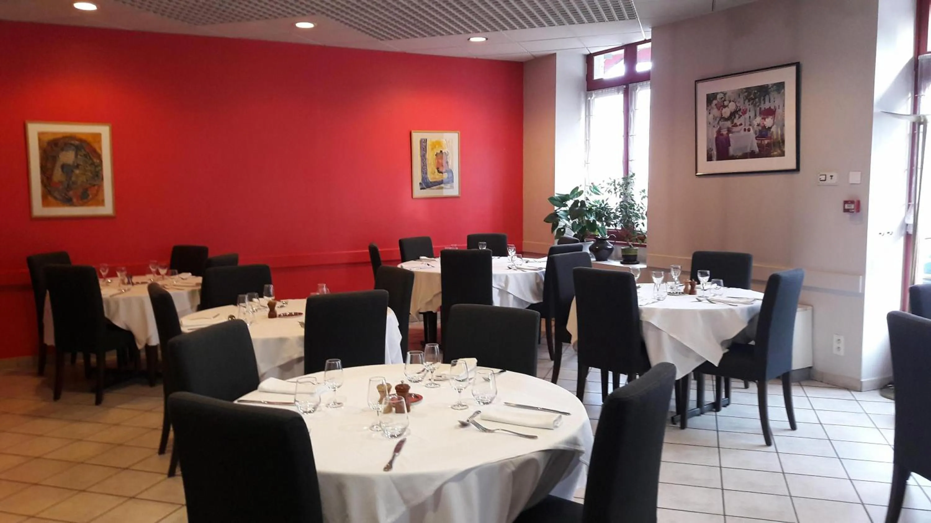 Property building in Logis Hotel du Parc-Restaurant - Le Rouget de Lisle