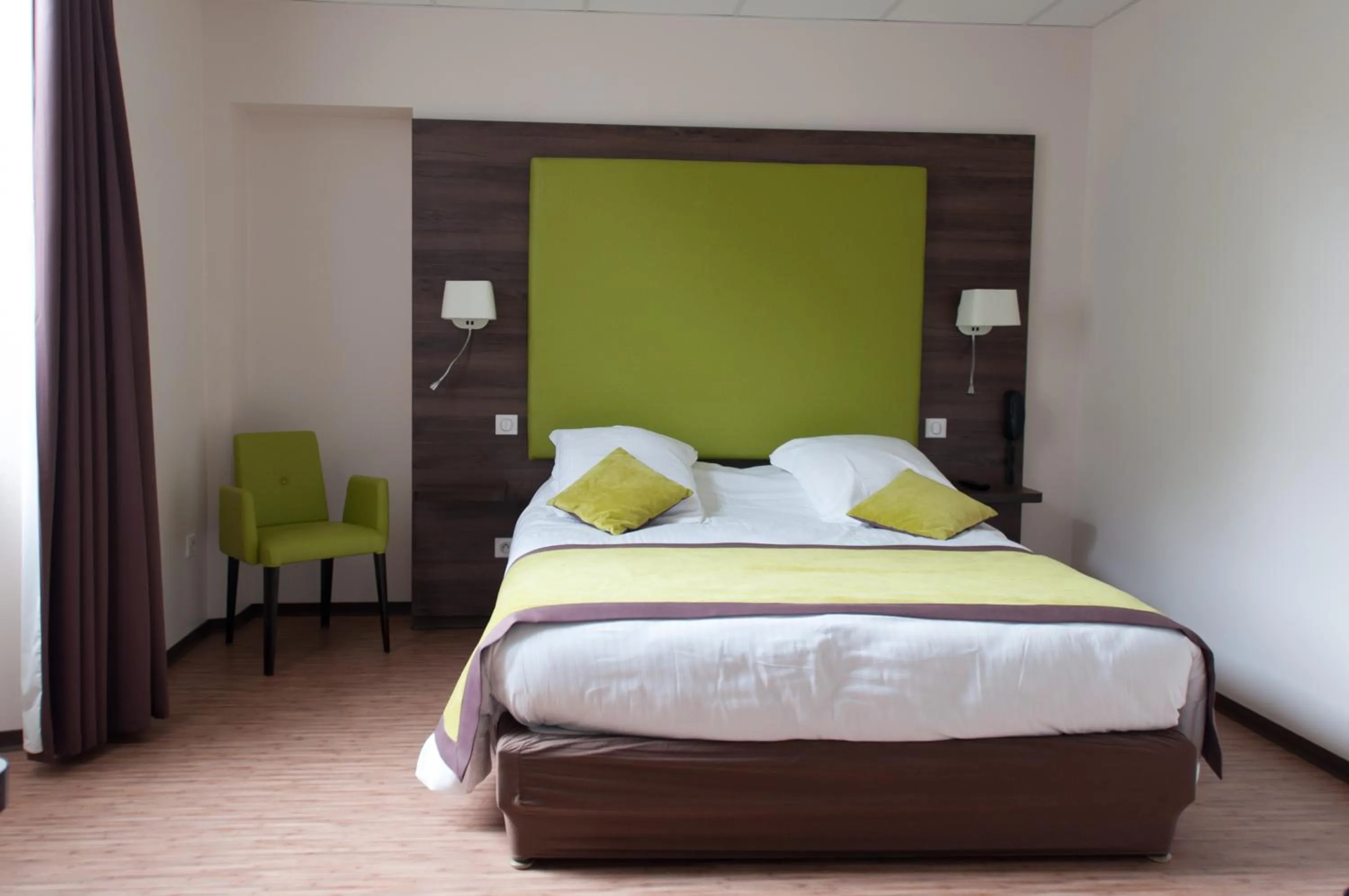 Property building, Bed in Logis Hotel du Parc-Restaurant - Le Rouget de Lisle