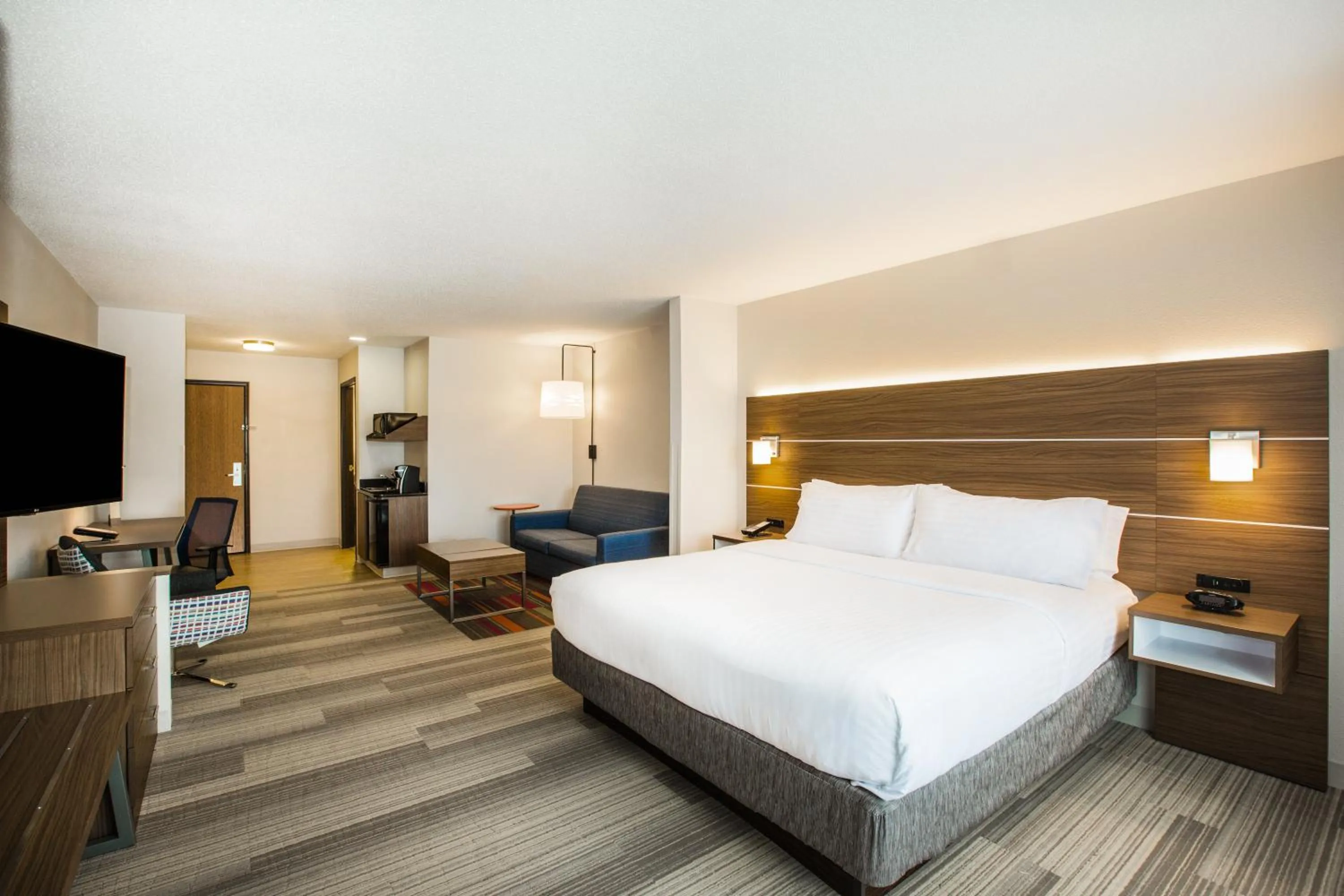 Photo of the whole room, Bed in Holiday Inn Express & Suites Bellevue -Omaha Area- by IHG