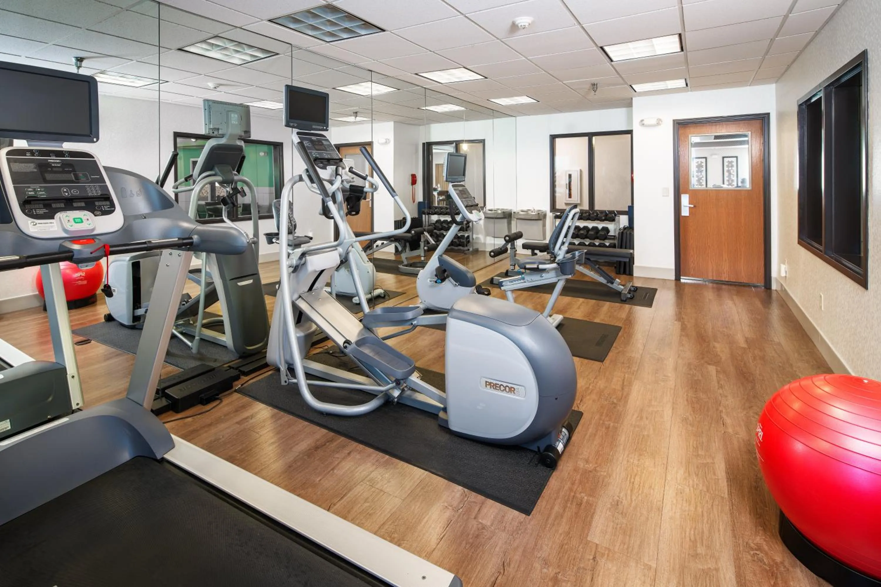 Fitness centre/facilities in Holiday Inn Express & Suites Bellevue -Omaha Area- by IHG