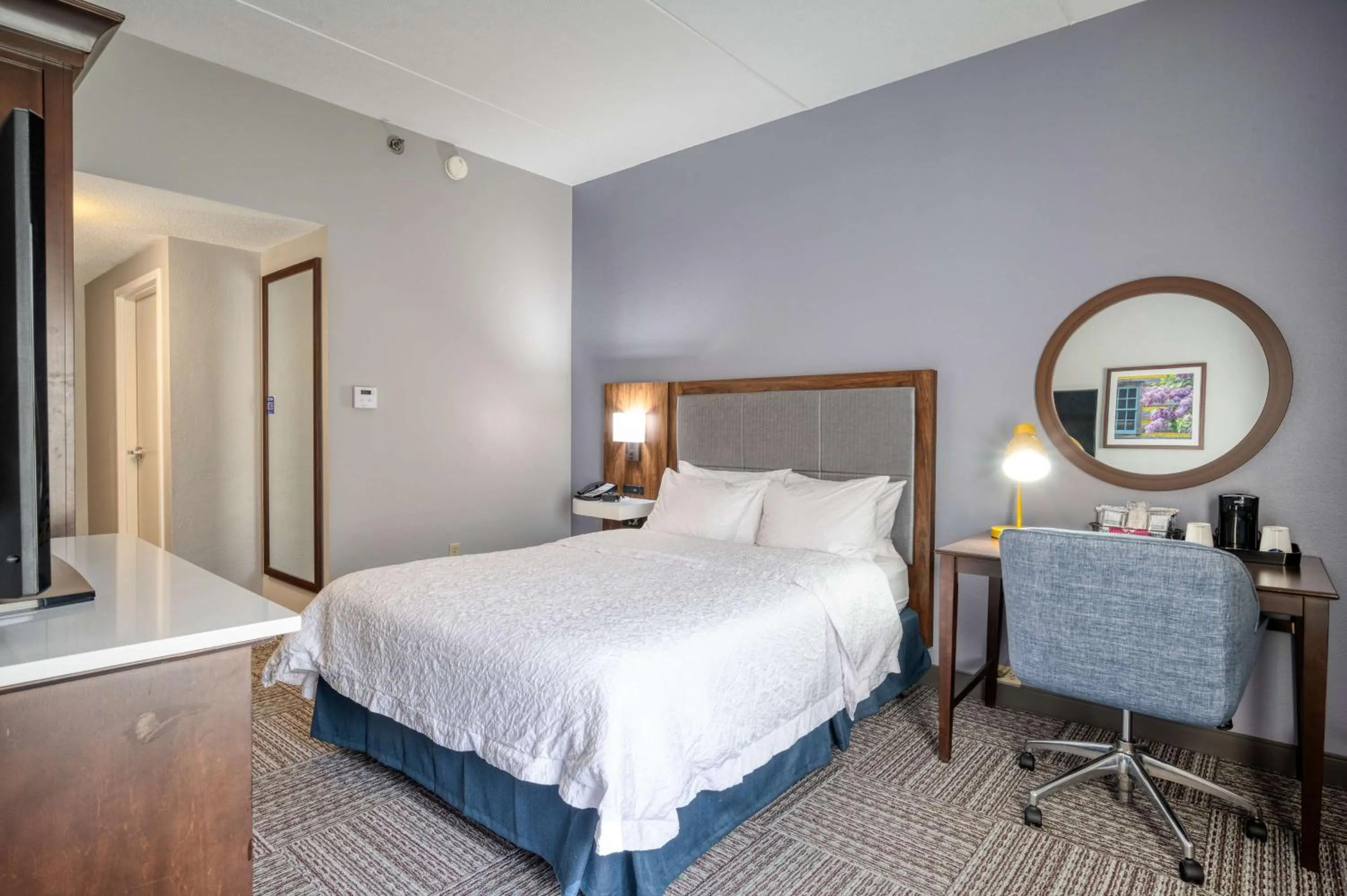 Bedroom, Bed in Hampton Inn Janesville