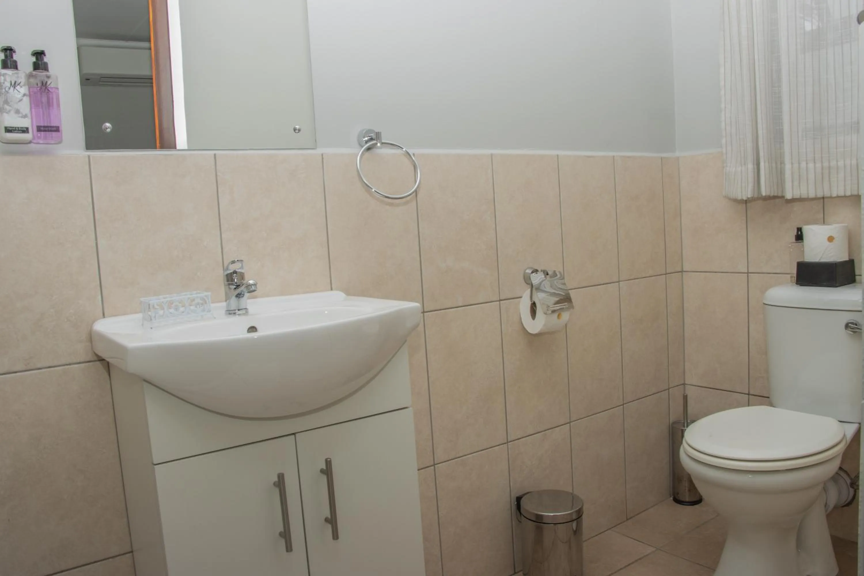 Toilet in Woodpecker's Inn Guest House