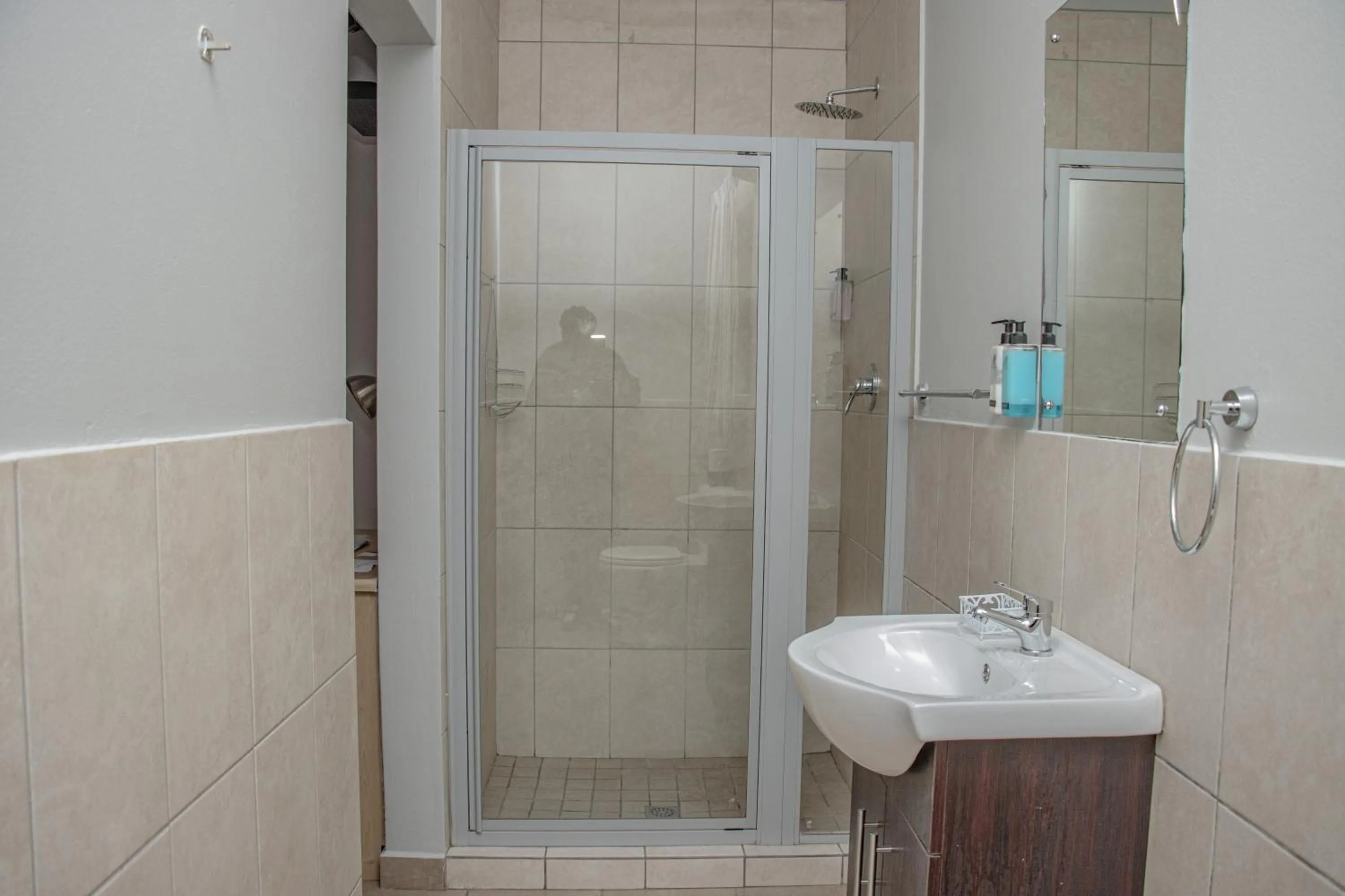 Shower in Woodpecker's Inn Guest House