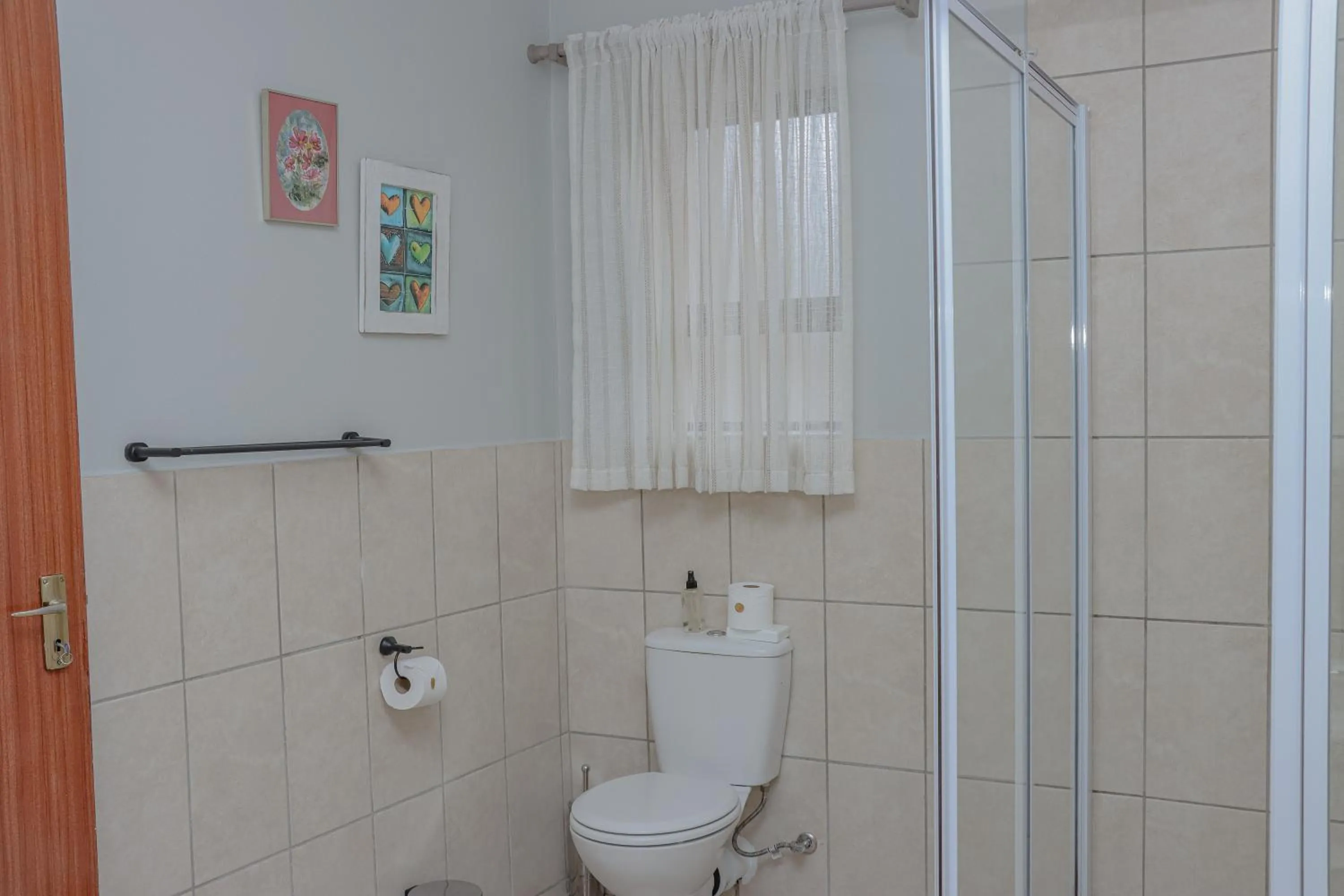 Shower in Woodpecker's Inn Guest House