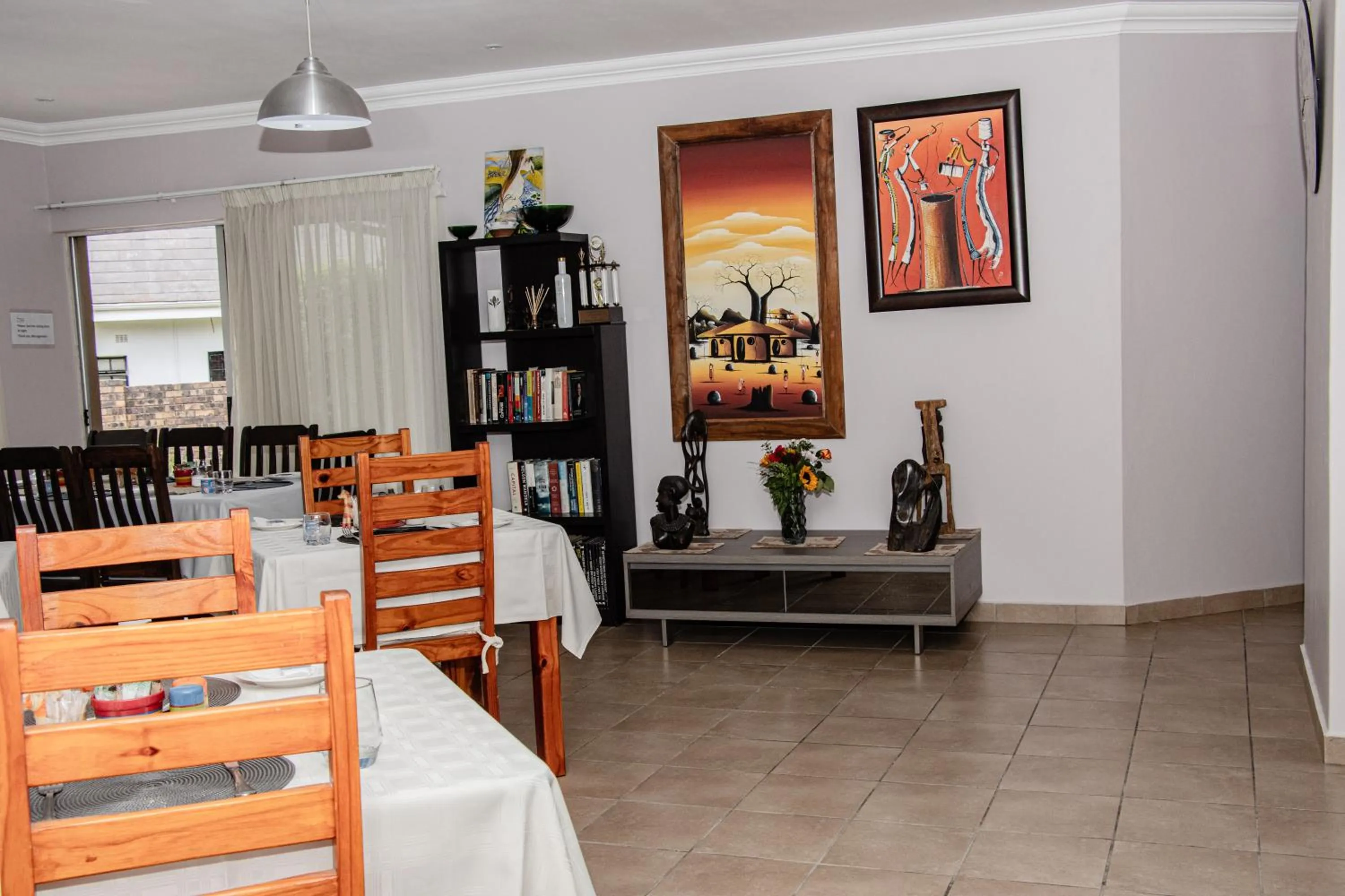 Restaurant/places to eat in Woodpecker's Inn Guest House