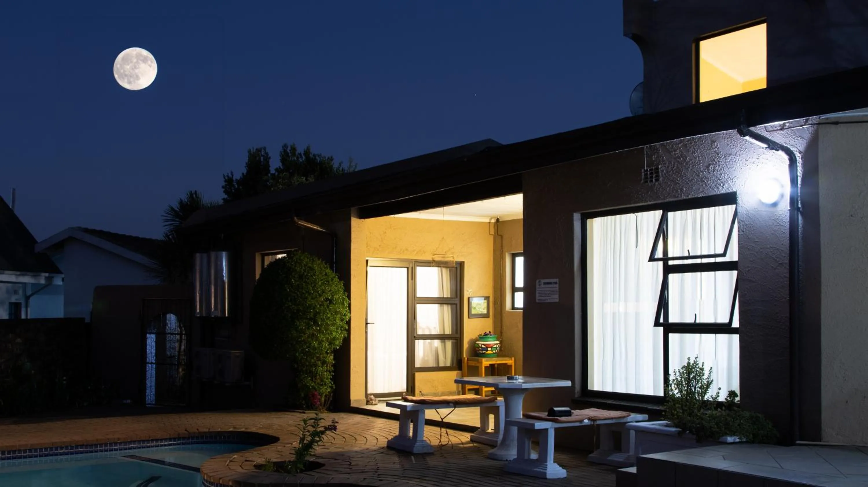 Swimming pool in Woodpecker's Inn Guest House