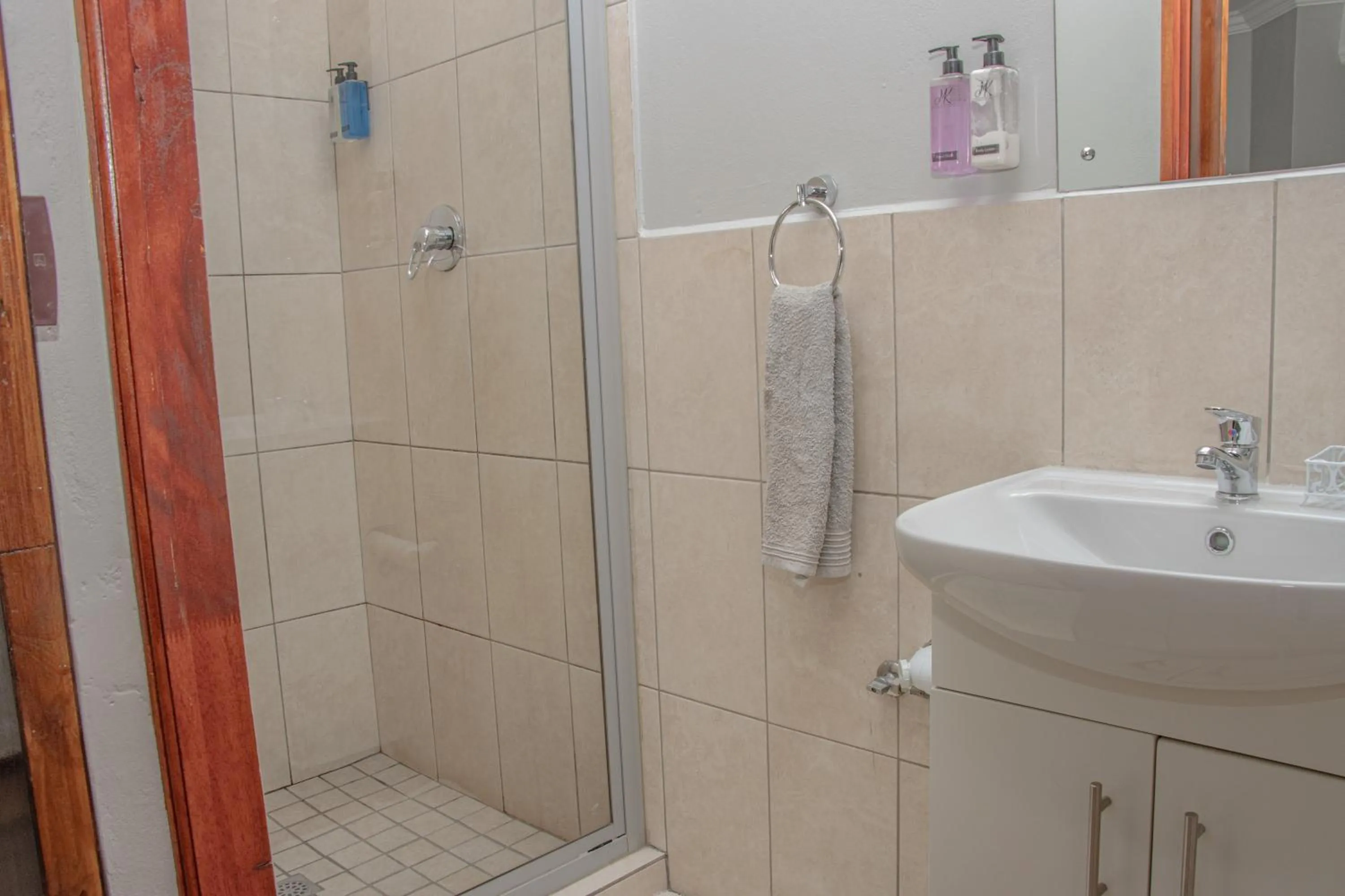 Shower in Woodpecker's Inn Guest House