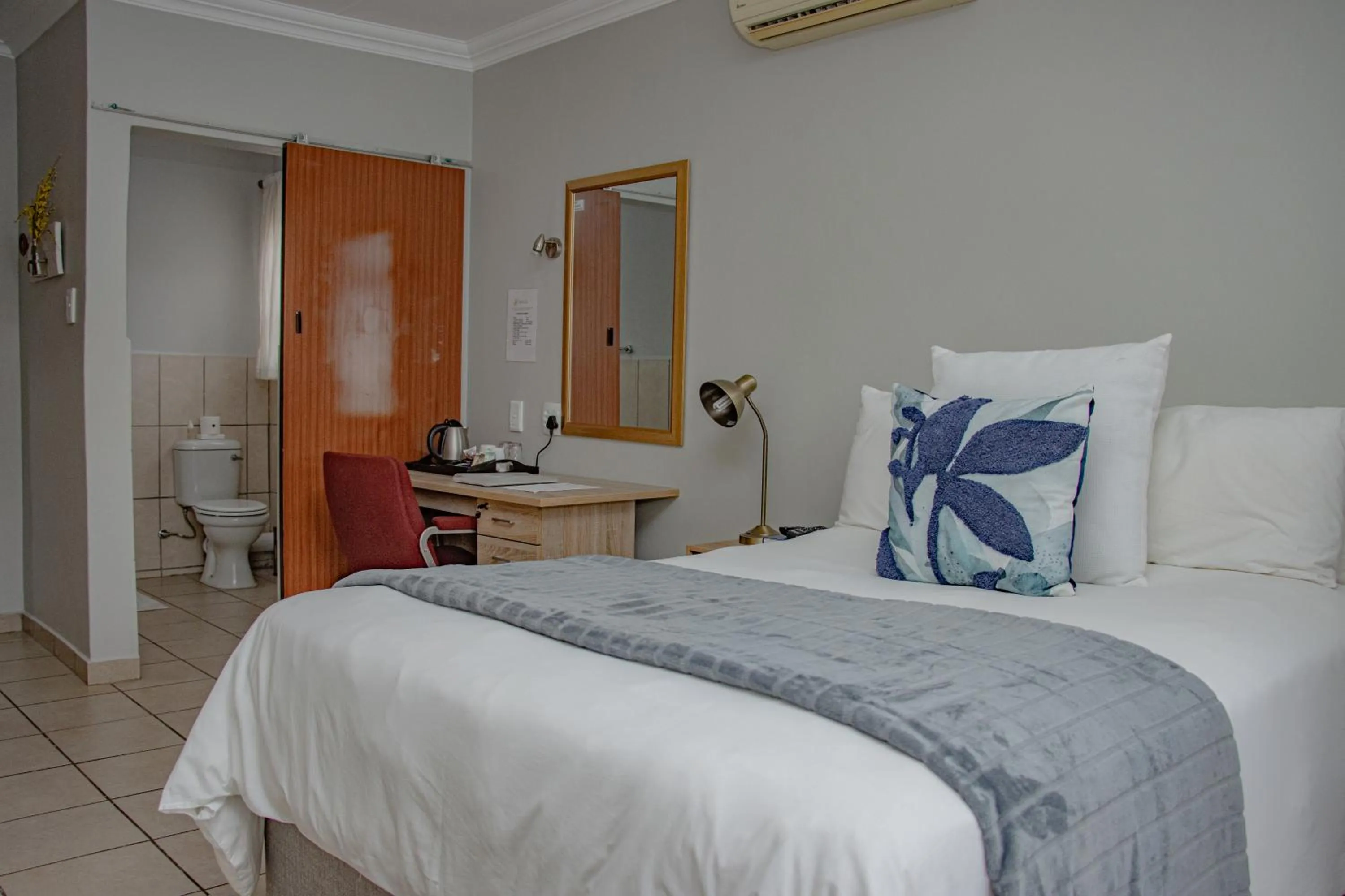 Toilet in Woodpecker's Inn Guest House