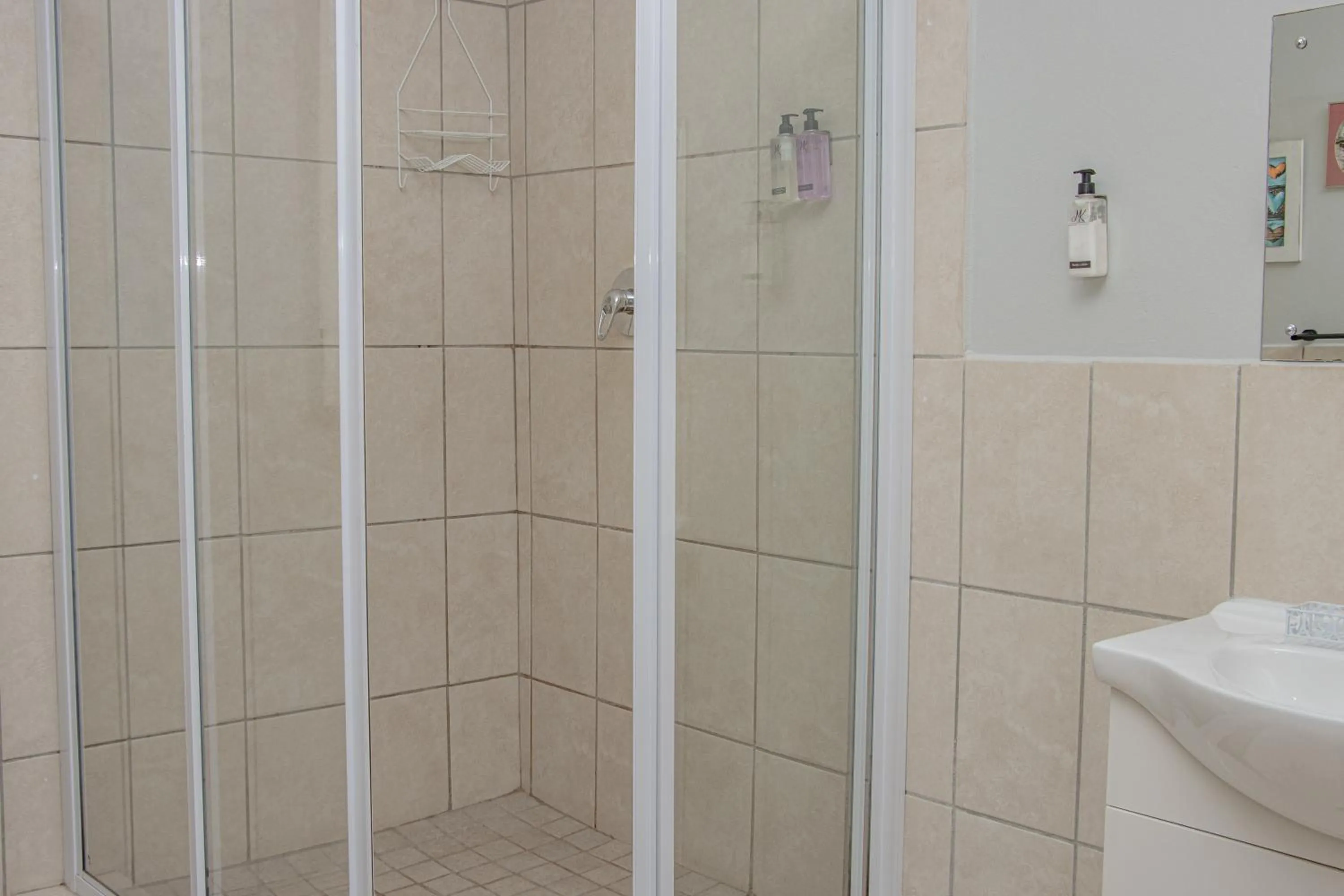 Shower in Woodpecker's Inn Guest House