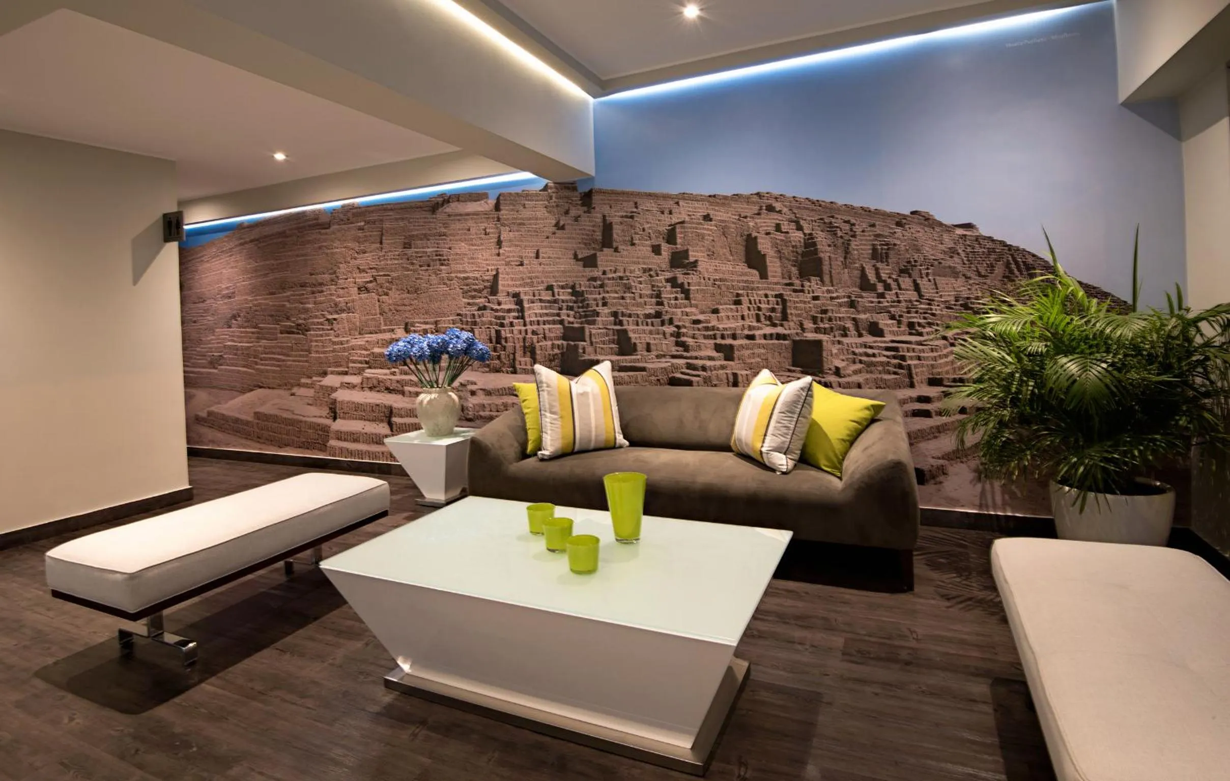 Communal lounge/ TV room in Mariel Hotel Boutique