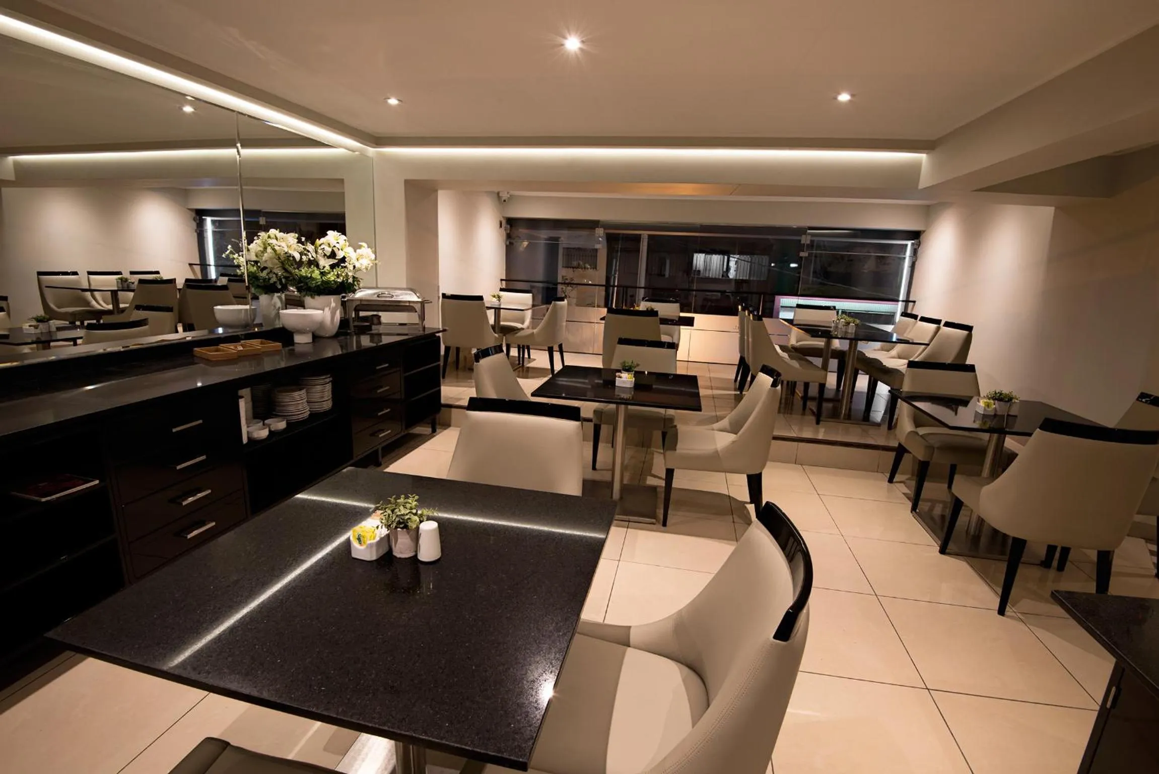 Restaurant/places to eat in Mariel Hotel Boutique