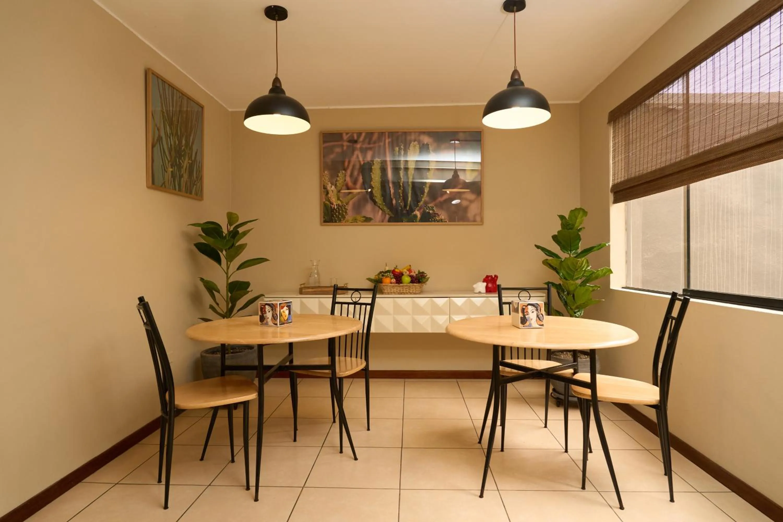 Dining area in Hotel Park Suites