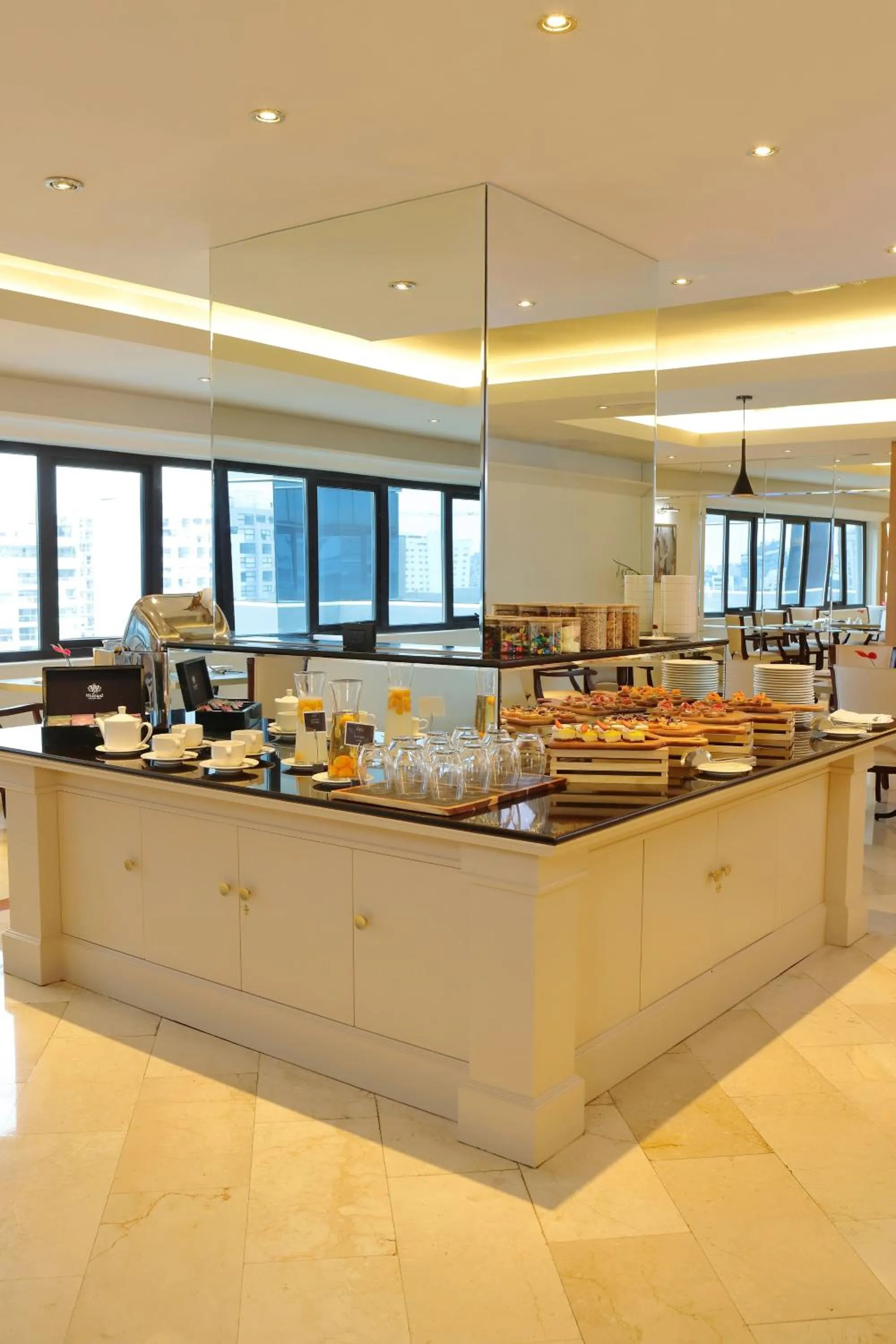 Restaurant/places to eat in Meliá Lima