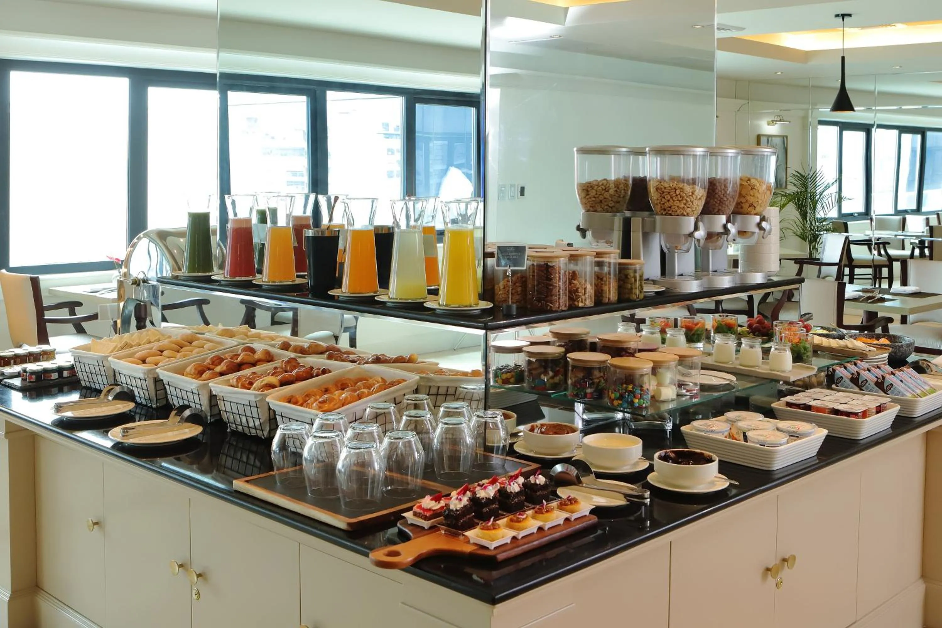 Restaurant/places to eat in Meliá Lima