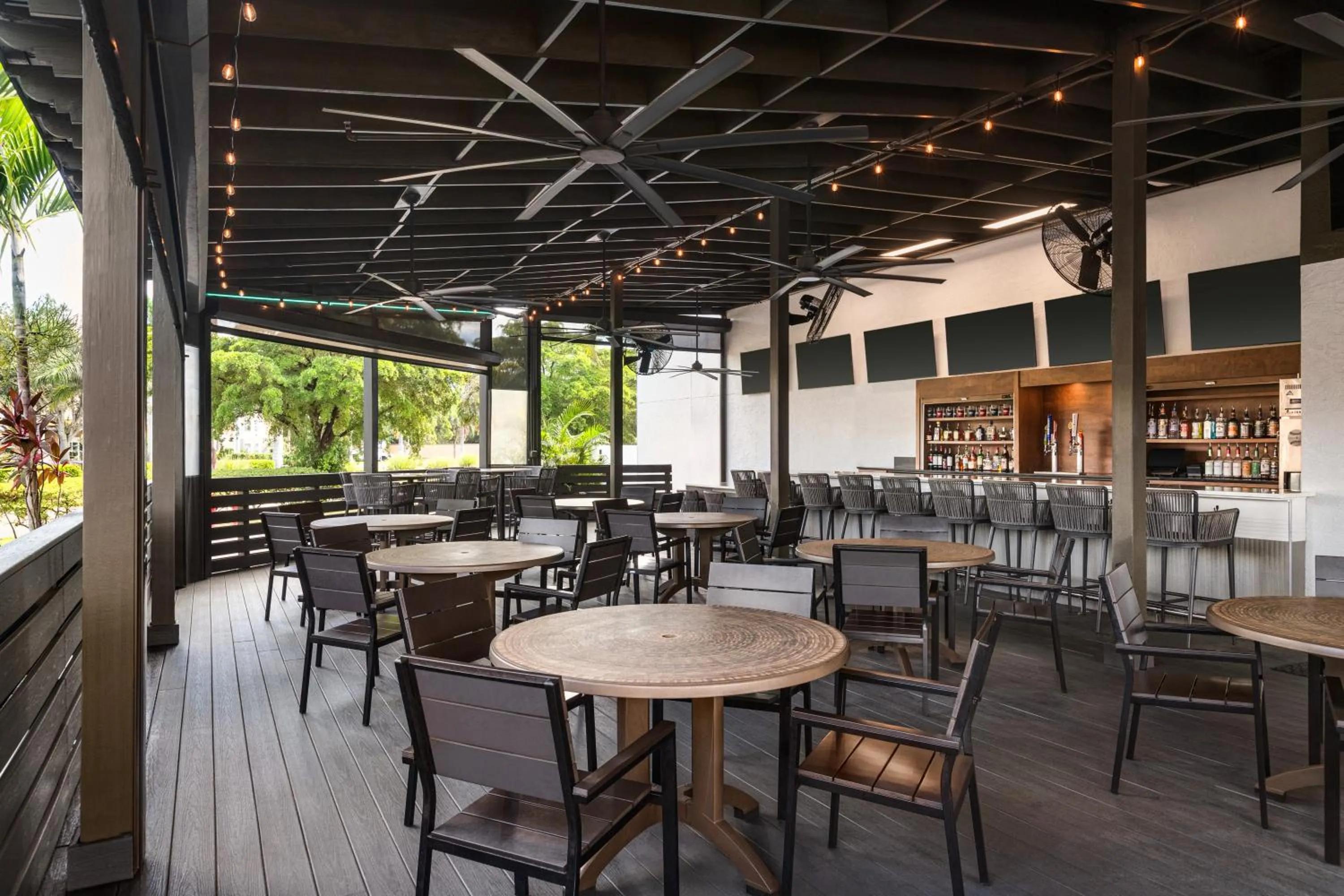 Lounge or bar in Crowne Plaza Hotel Fort Myers at Bell Tower Shops, an IHG Hotel