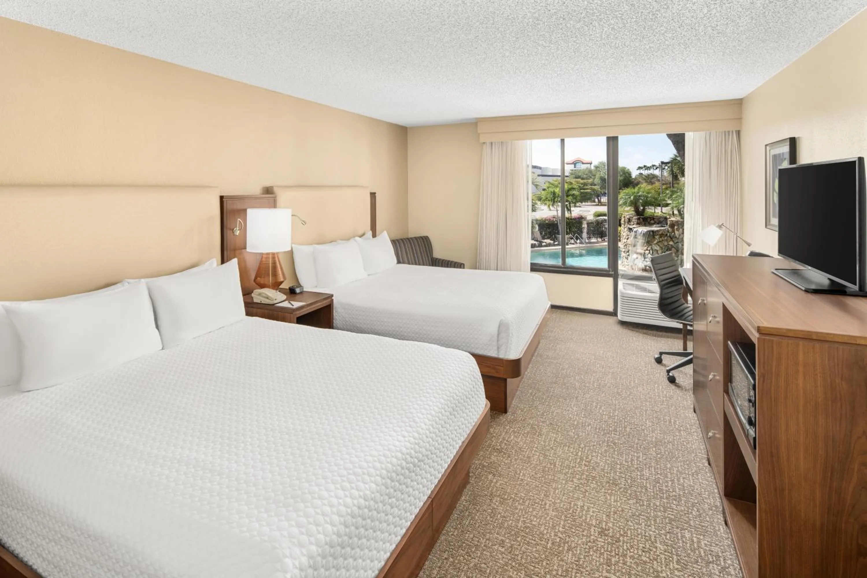 Pool view, Bed in Crowne Plaza Hotel Fort Myers at Bell Tower Shops, an IHG Hotel