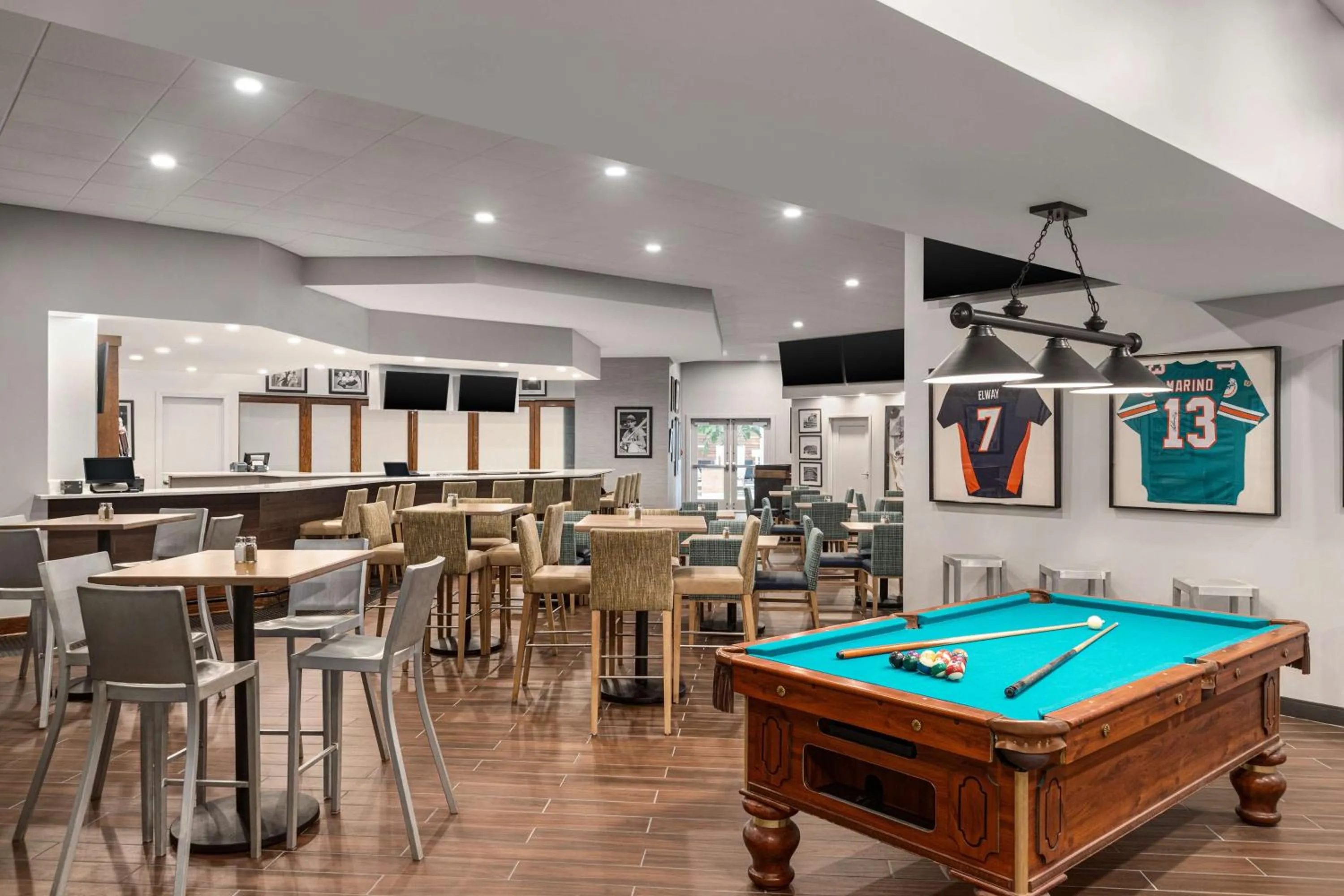 Lounge or bar in Crowne Plaza Hotel Fort Myers at Bell Tower Shops, an IHG Hotel