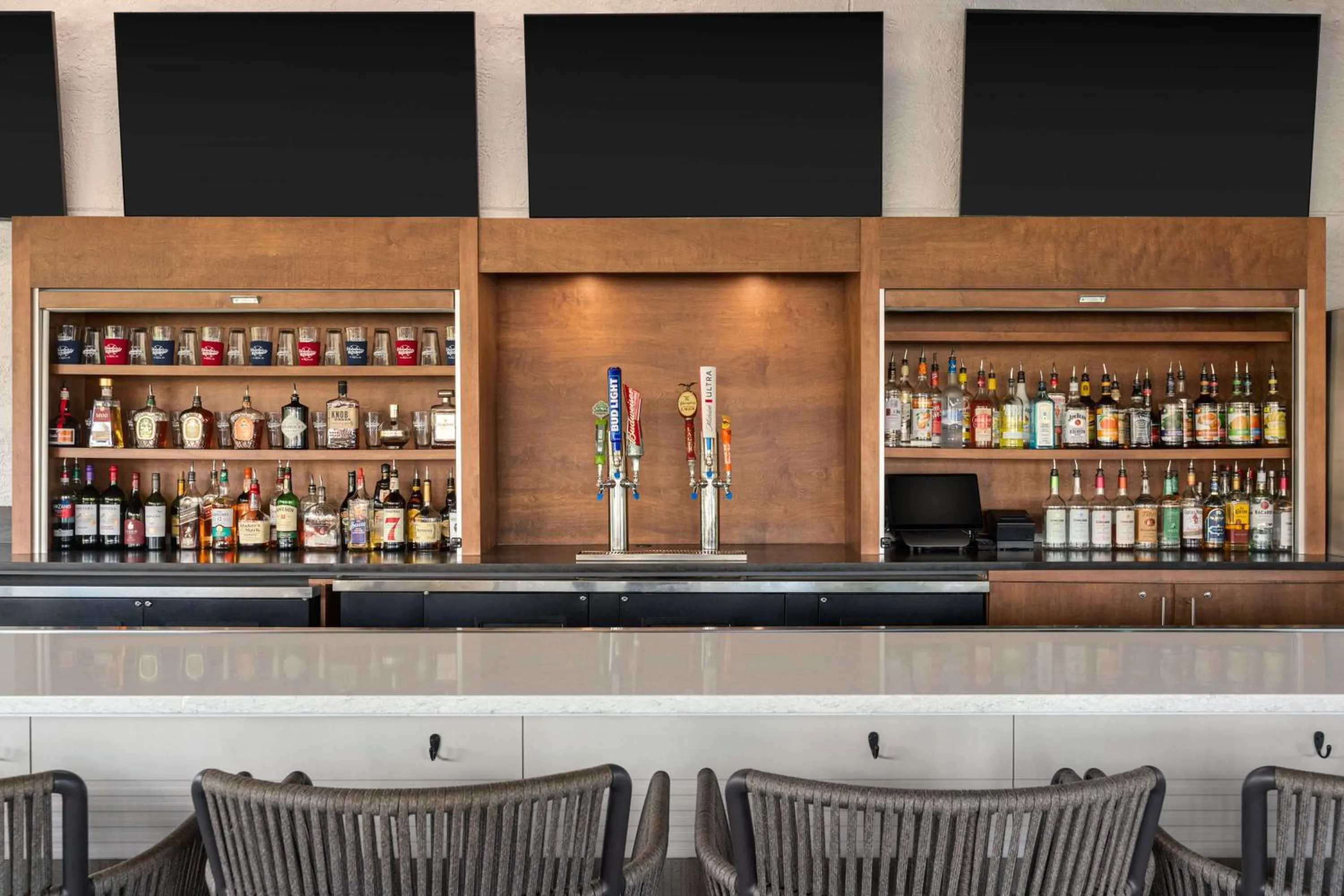 Lounge or bar in Crowne Plaza Hotel Fort Myers at Bell Tower Shops, an IHG Hotel