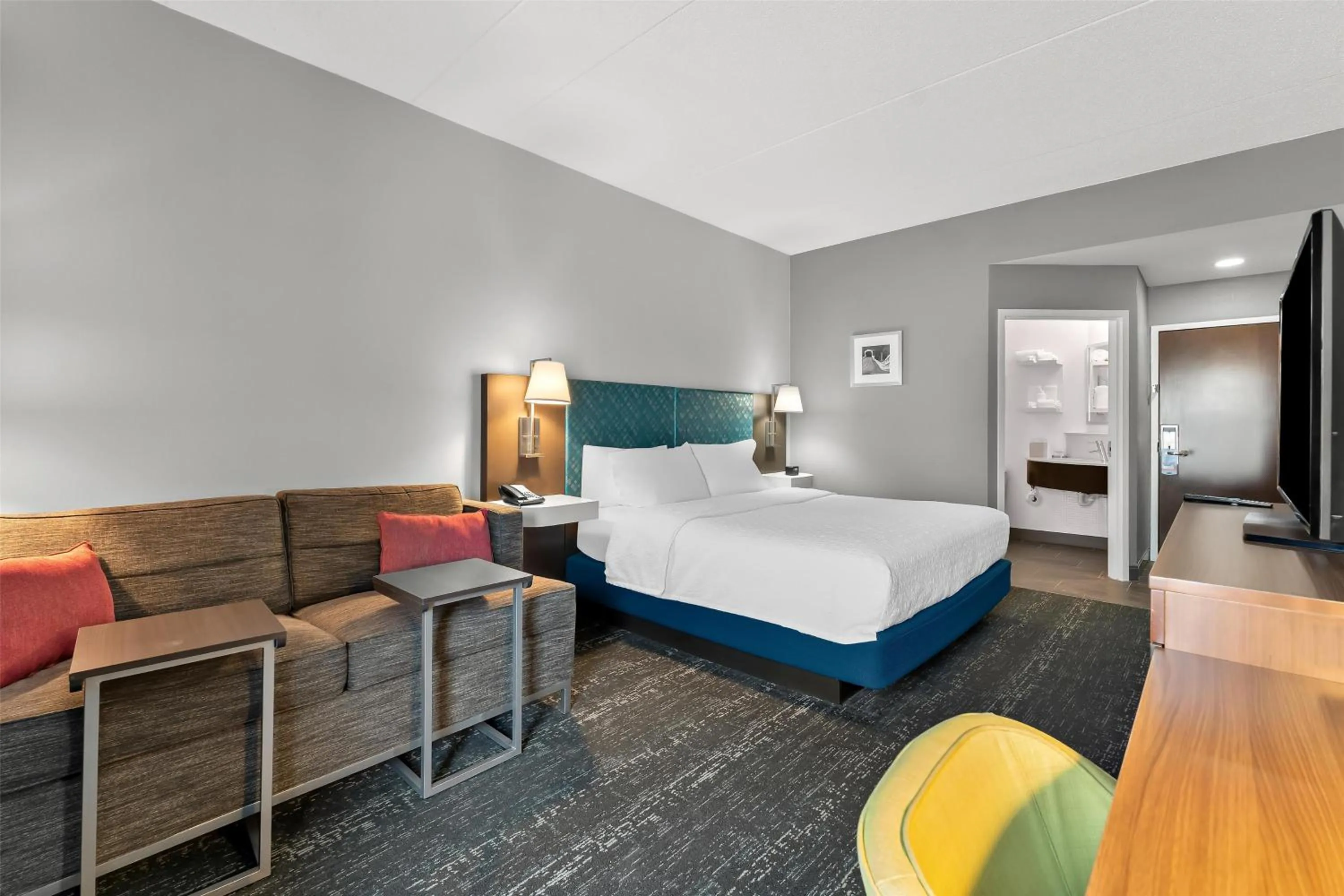 Living room, Bed in Hampton Inn & Suites Newtown