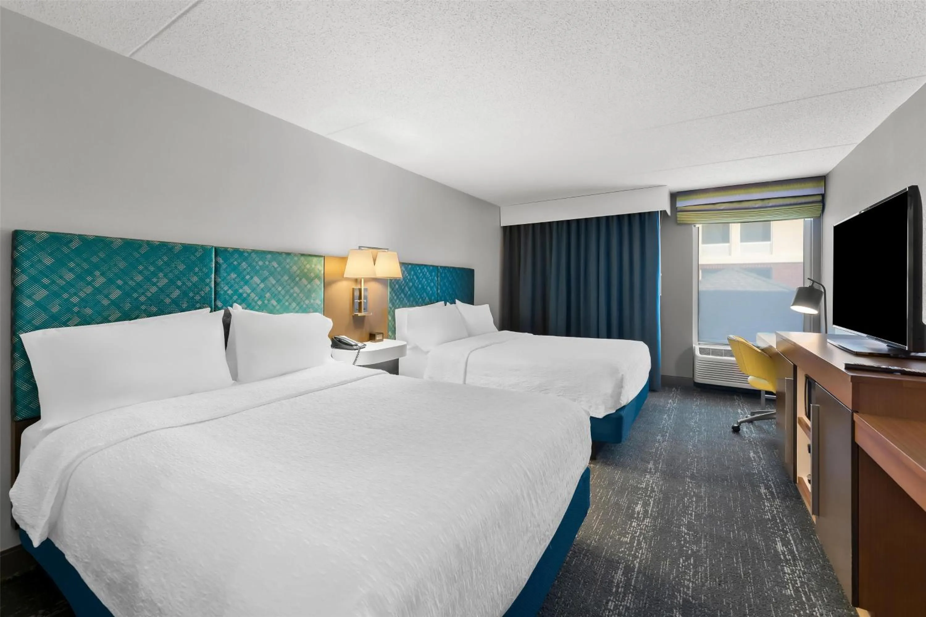 Bed in Hampton Inn & Suites Newtown