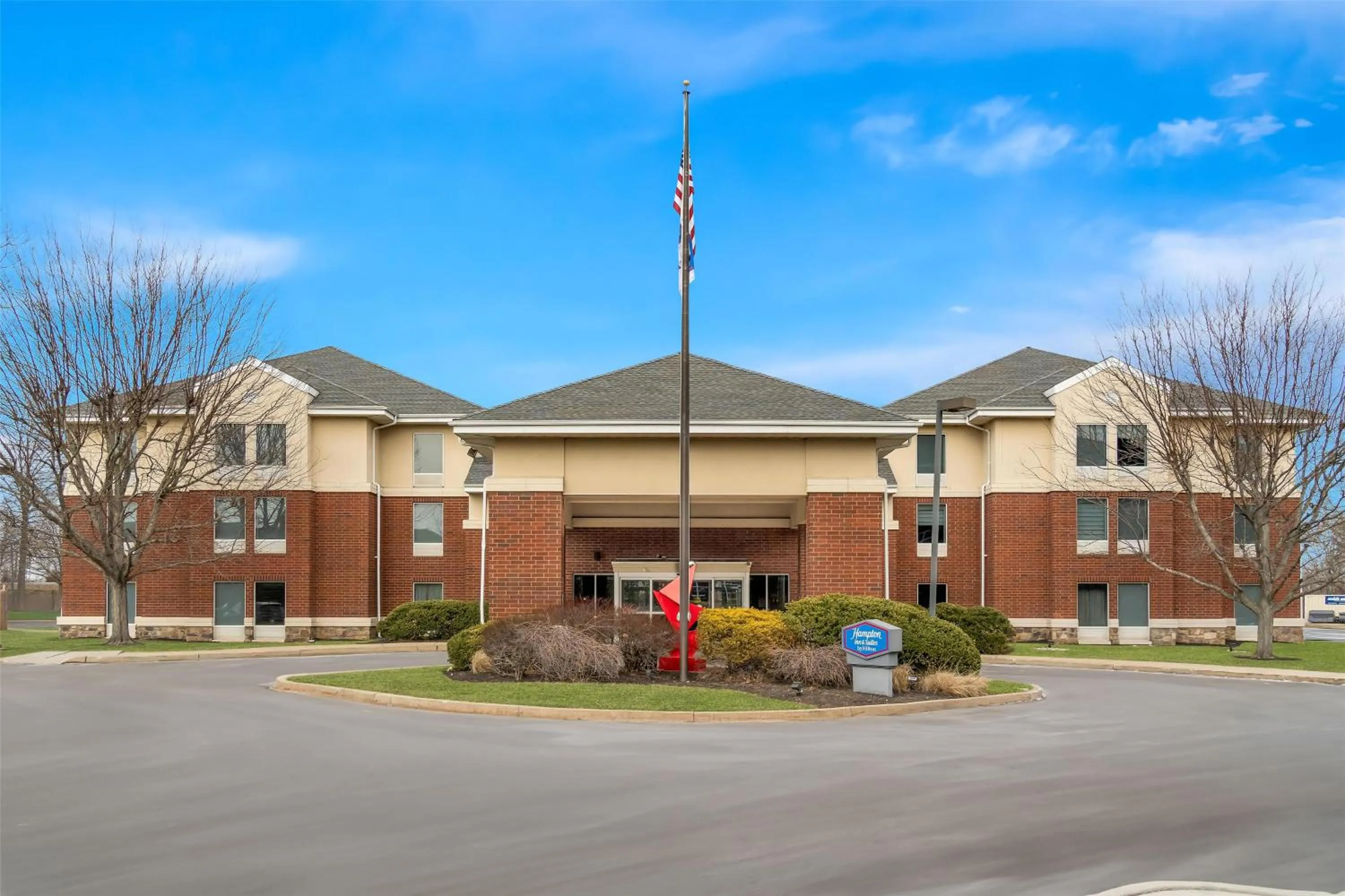 Property building in Hampton Inn & Suites Newtown